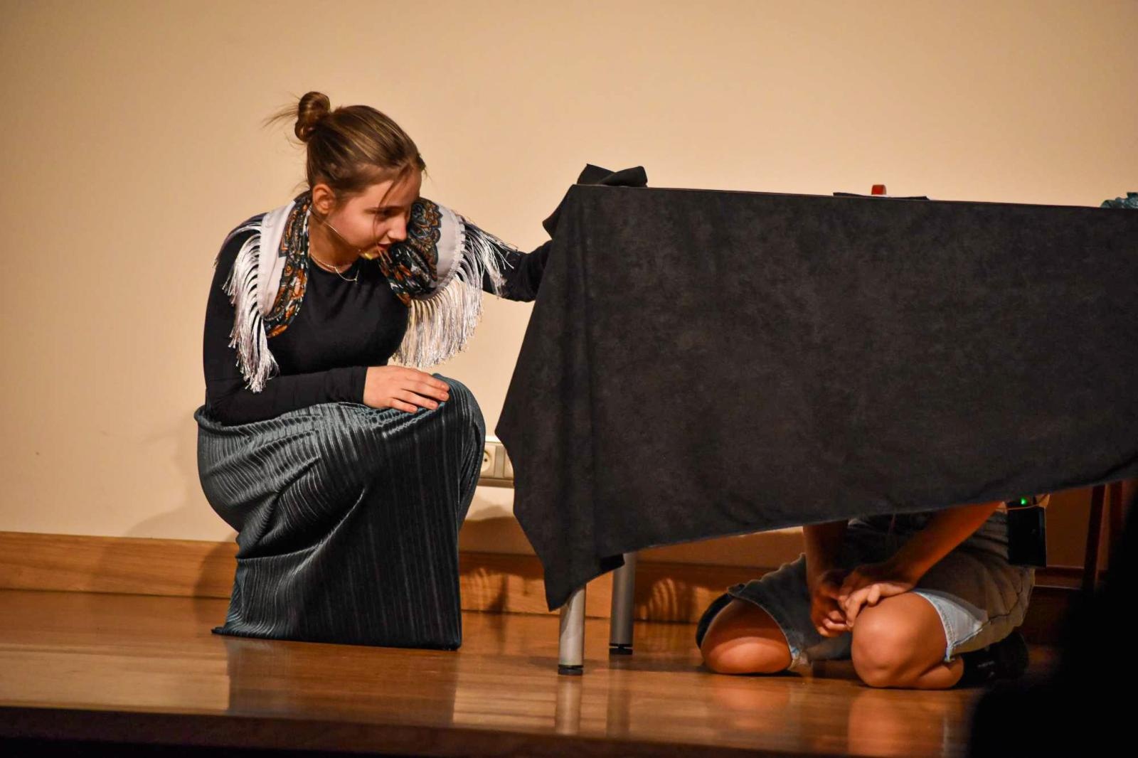 Zdjęcie w galerii na portalu naszraciborz.pl: Teatralna niedziela na Zamku Piastowskim. STÓŁ poruszył widzów wiadomości z regionu