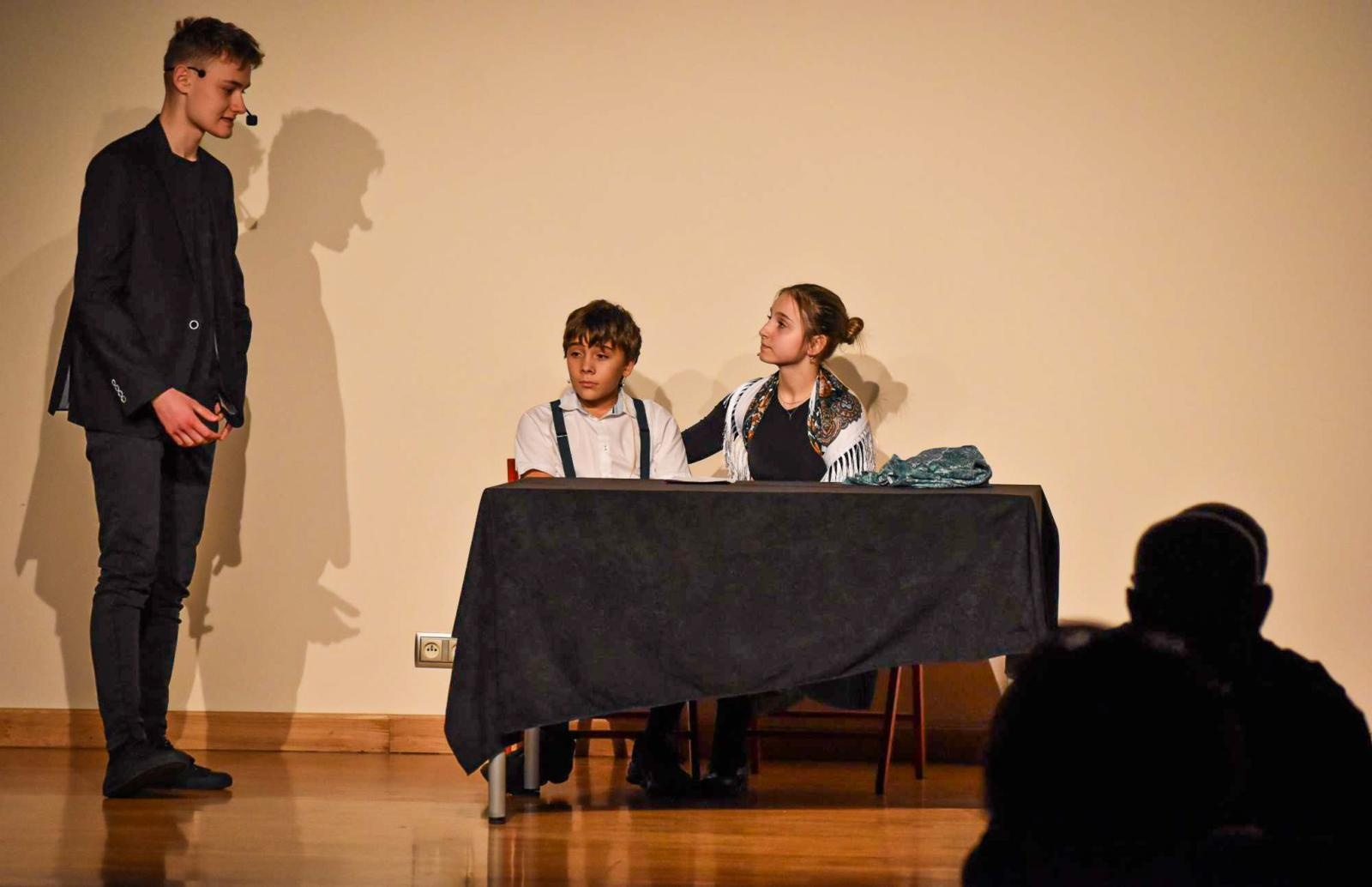 Zdjęcie w galerii na portalu naszraciborz.pl: Teatralna niedziela na Zamku Piastowskim. STÓŁ poruszył widzów wiadomości z regionu