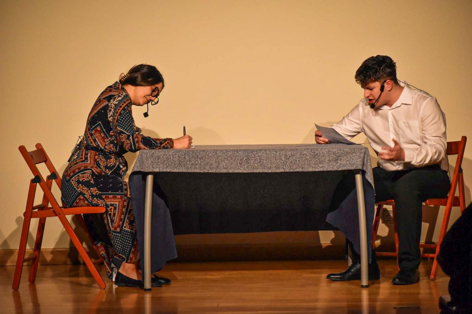 Zdjęcie w galerii na portalu naszraciborz.pl: Teatralna niedziela na Zamku Piastowskim. STÓŁ poruszył widzów wiadomości z regionu