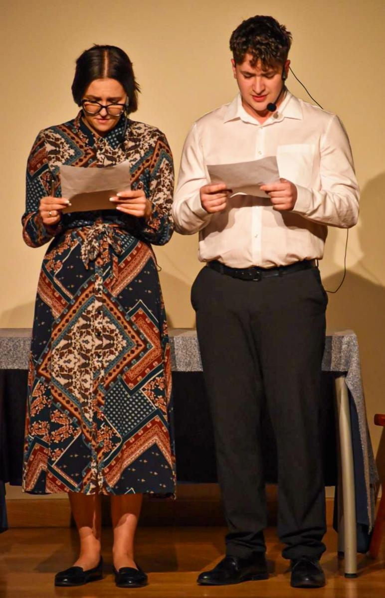 Zdjęcie w galerii na portalu naszraciborz.pl: Teatralna niedziela na Zamku Piastowskim. STÓŁ poruszył widzów wiadomości z regionu