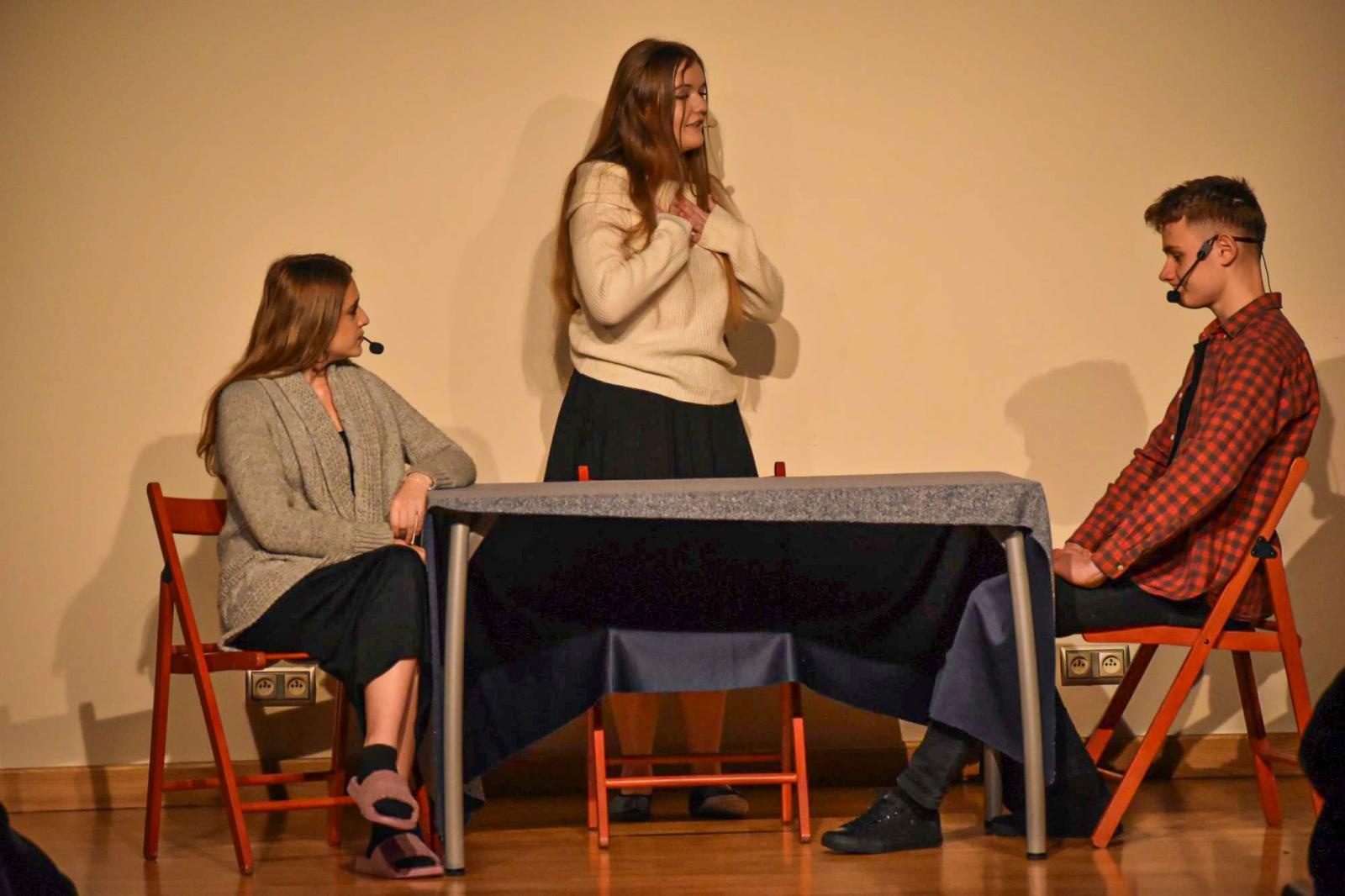 Zdjęcie w galerii na portalu naszraciborz.pl: Teatralna niedziela na Zamku Piastowskim. STÓŁ poruszył widzów wiadomości z regionu