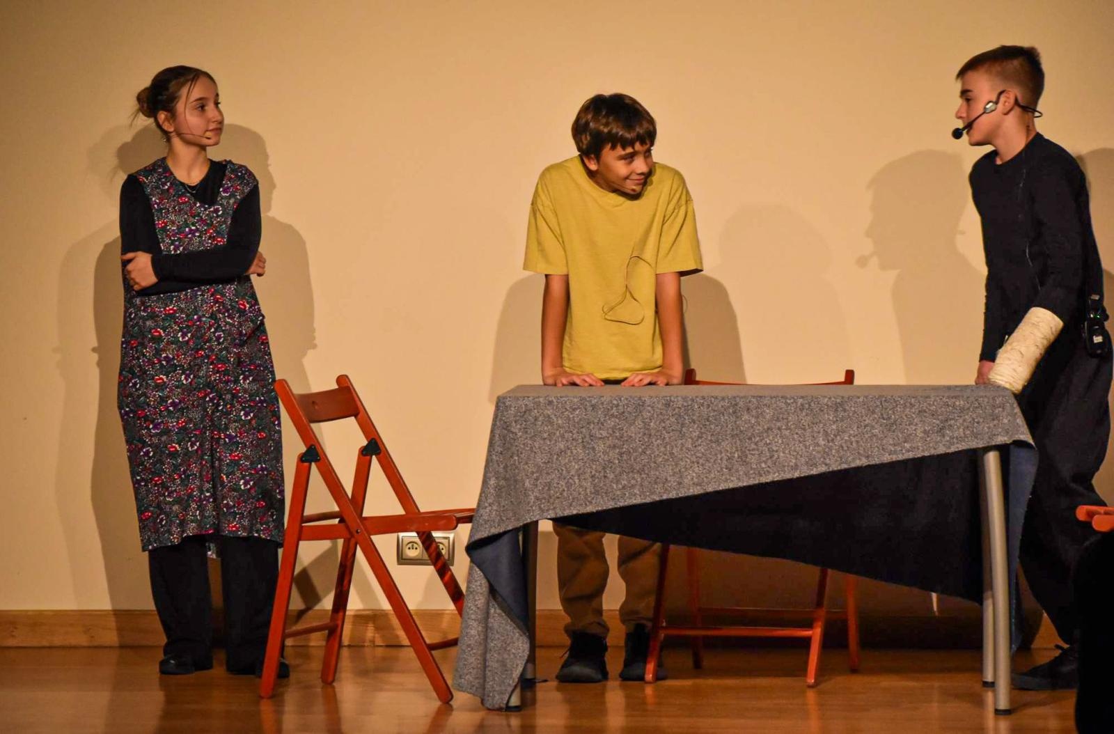 Zdjęcie w galerii na portalu naszraciborz.pl: Teatralna niedziela na Zamku Piastowskim. STÓŁ poruszył widzów wiadomości z regionu