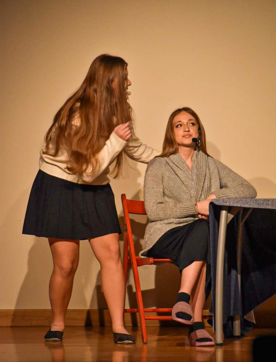 Zdjęcie w galerii na portalu naszraciborz.pl: Teatralna niedziela na Zamku Piastowskim. STÓŁ poruszył widzów wiadomości z regionu