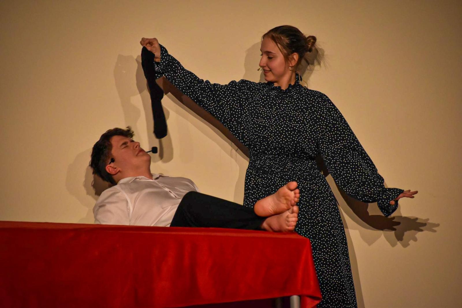 Zdjęcie w galerii na portalu naszraciborz.pl: Teatralna niedziela na Zamku Piastowskim. STÓŁ poruszył widzów wiadomości z regionu