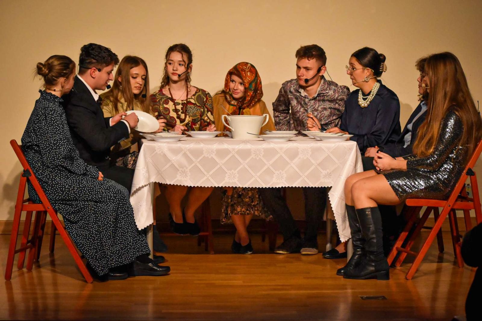 Zdjęcie w galerii na portalu naszraciborz.pl: Teatralna niedziela na Zamku Piastowskim. STÓŁ poruszył widzów wiadomości z regionu