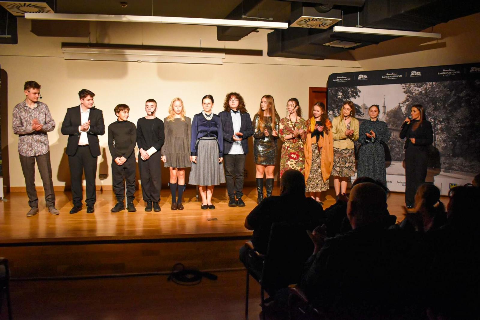 Zdjęcie w galerii na portalu naszraciborz.pl: Teatralna niedziela na Zamku Piastowskim. STÓŁ poruszył widzów wiadomości z regionu