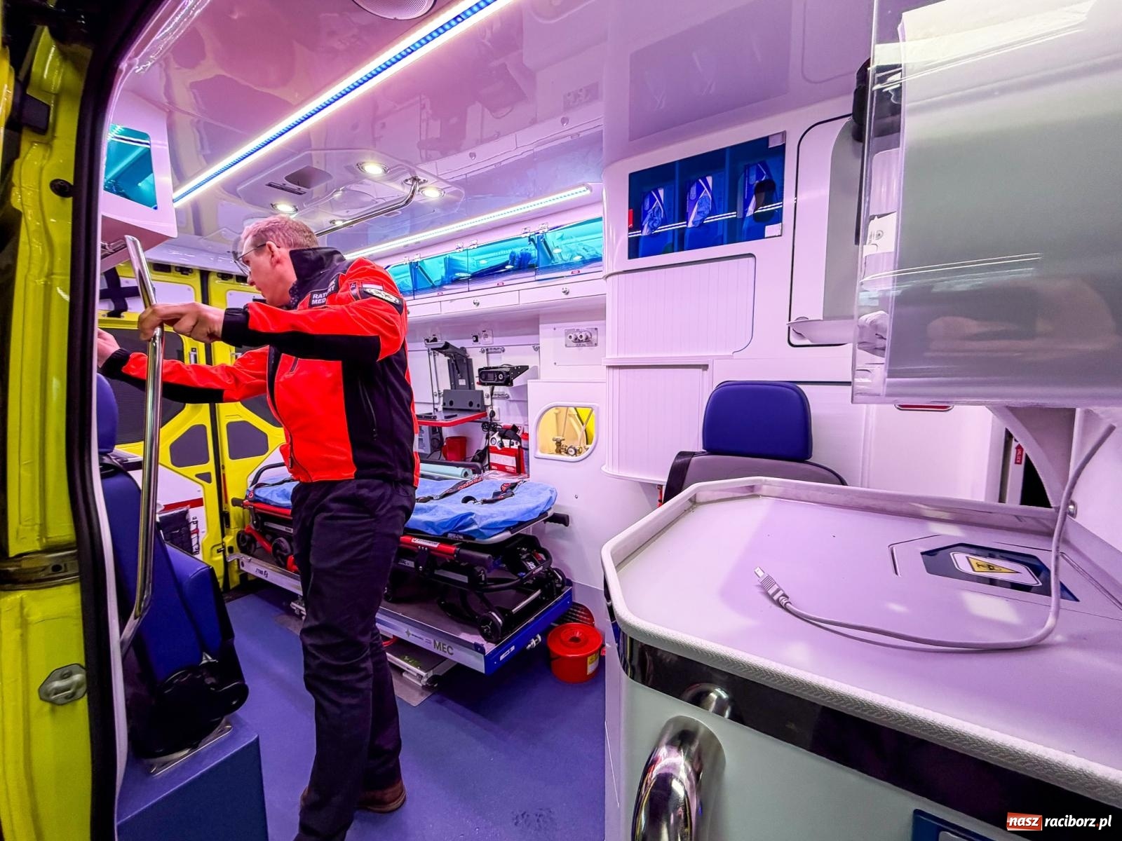 Zdjęcie w galerii na portalu naszraciborz.pl: Nowa karetka dla raciborskiego szpitala – 800 tysięcy złotych dotacji z budżetu państwa wiadomości z regionu