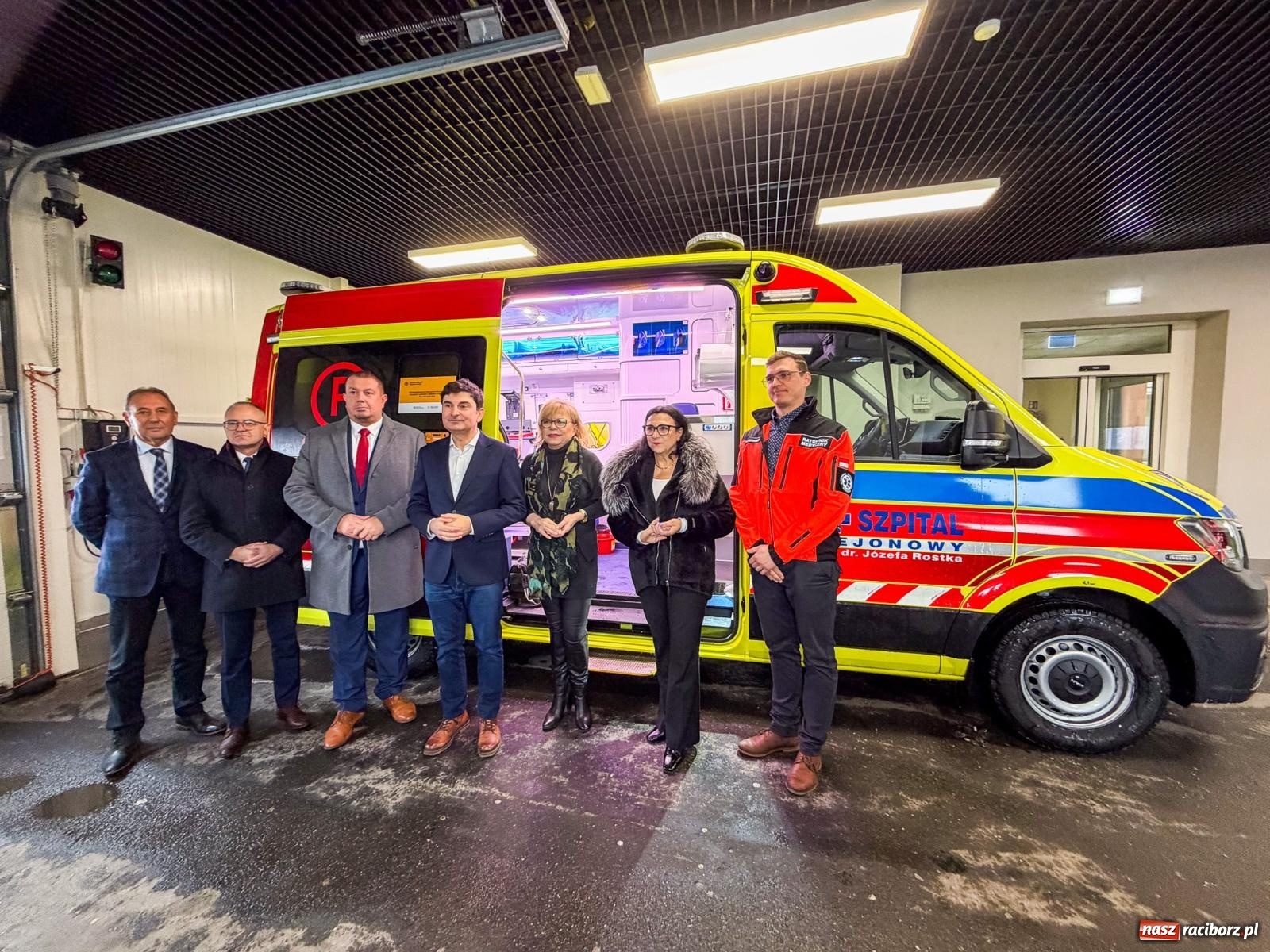 Zdjęcie w galerii na portalu naszraciborz.pl: Nowa karetka dla raciborskiego szpitala – 800 tysięcy złotych dotacji z budżetu państwa wiadomości z regionu