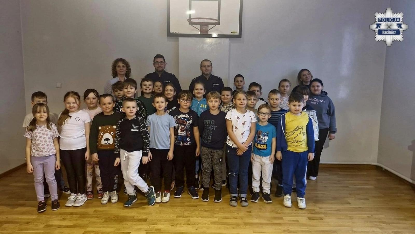 Zdjęcie w galerii na portalu naszraciborz.pl: Bezpieczne ferie zimowe. Policyjna wizyta w Kuźni Raciborskiej wiadomości z regionu