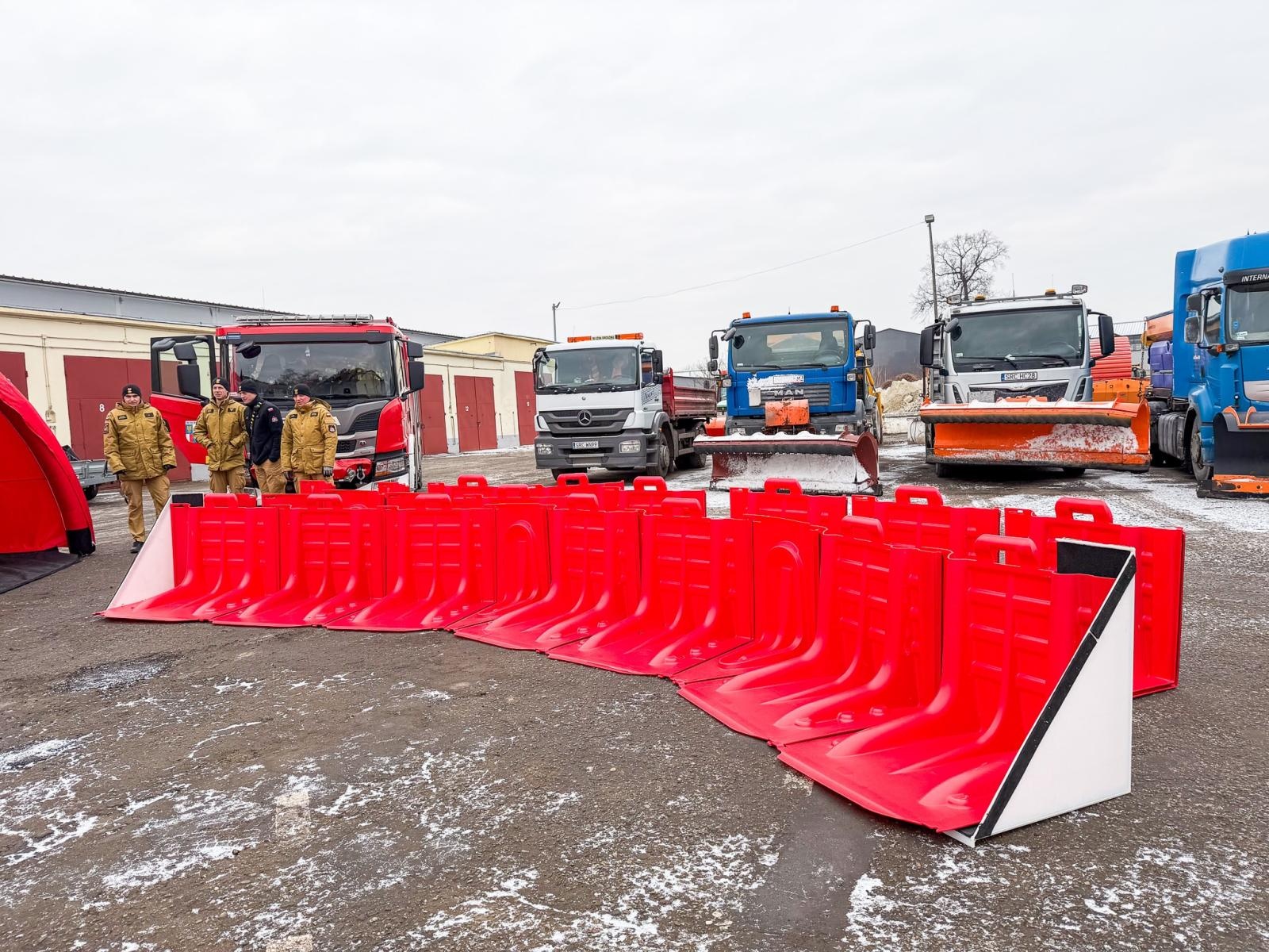 Zdjęcie w galerii na portalu naszraciborz.pl: Sprzęt ratunkowy i inżynieryjny za 5,6 mln zł dla powiatu raciborskiego w ramach rządowego programu wiadomości z regionu