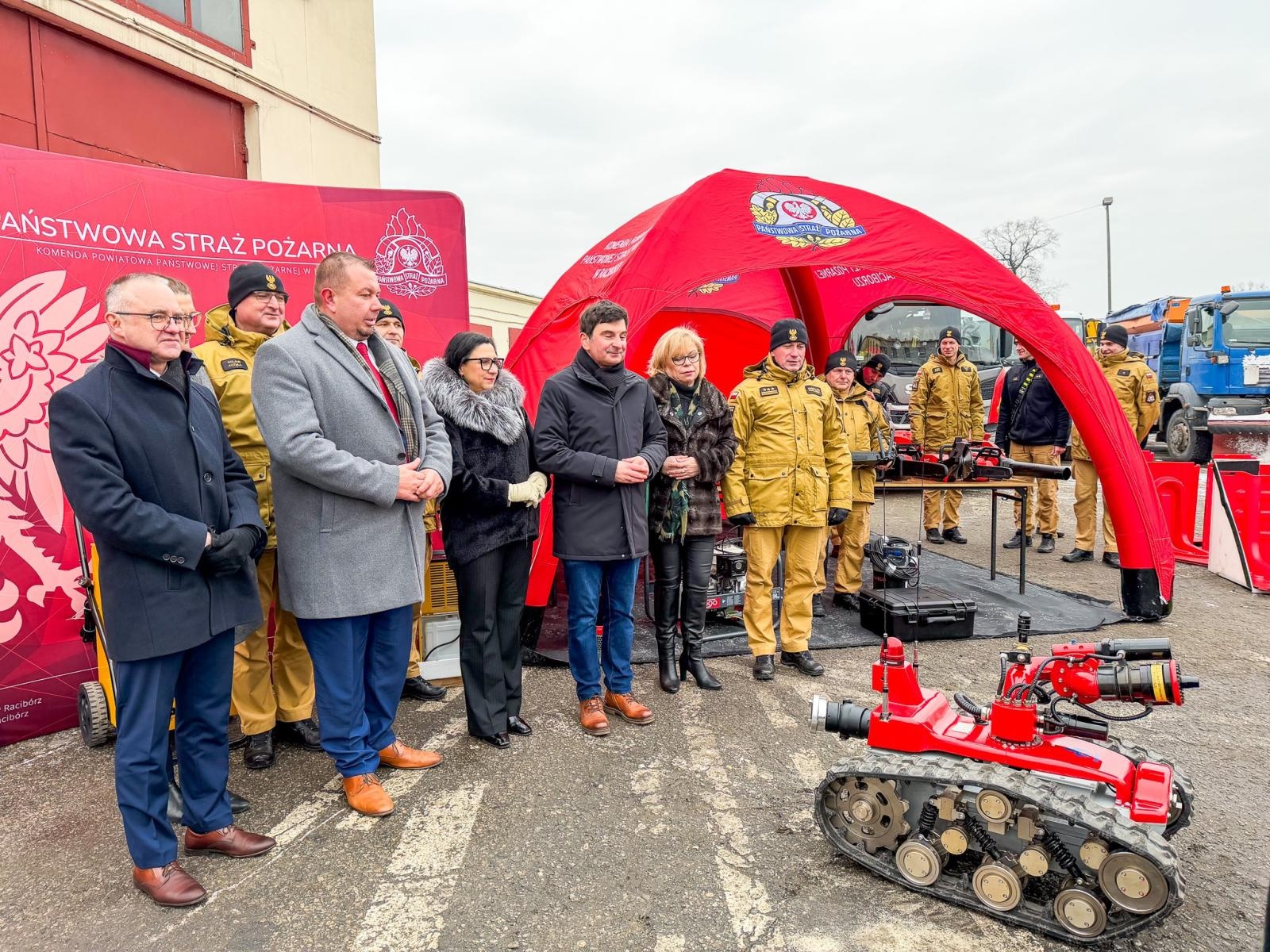 Zdjęcie w galerii na portalu naszraciborz.pl: Sprzęt ratunkowy i inżynieryjny za 5,6 mln zł dla powiatu raciborskiego w ramach rządowego programu wiadomości z regionu