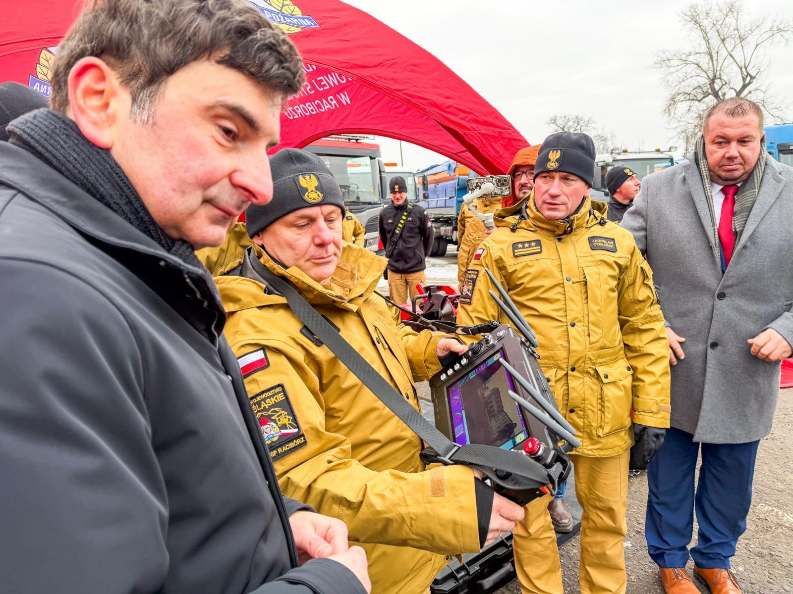 Zdjęcie w galerii na portalu naszraciborz.pl: Sprzęt ratunkowy i inżynieryjny za 5,6 mln zł dla powiatu raciborskiego w ramach rządowego programu wiadomości z regionu