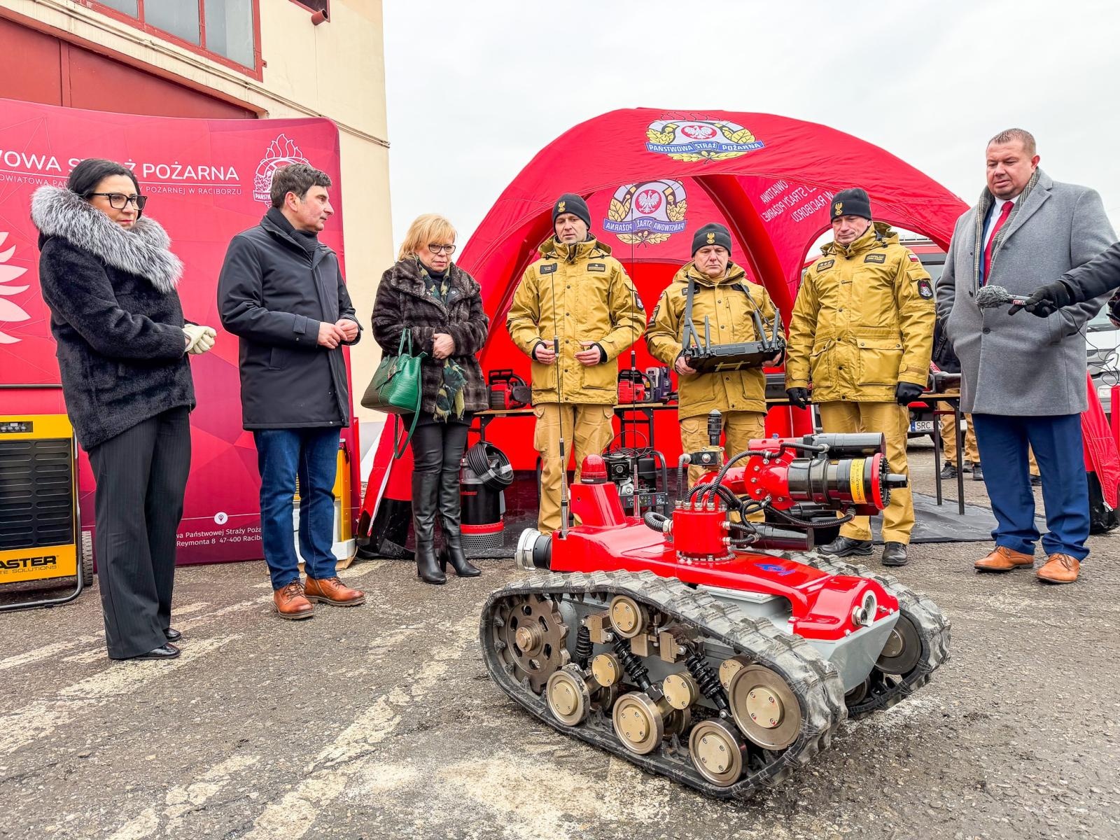 Zdjęcie w galerii na portalu naszraciborz.pl: Sprzęt ratunkowy i inżynieryjny za 5,6 mln zł dla powiatu raciborskiego w ramach rządowego programu wiadomości z regionu
