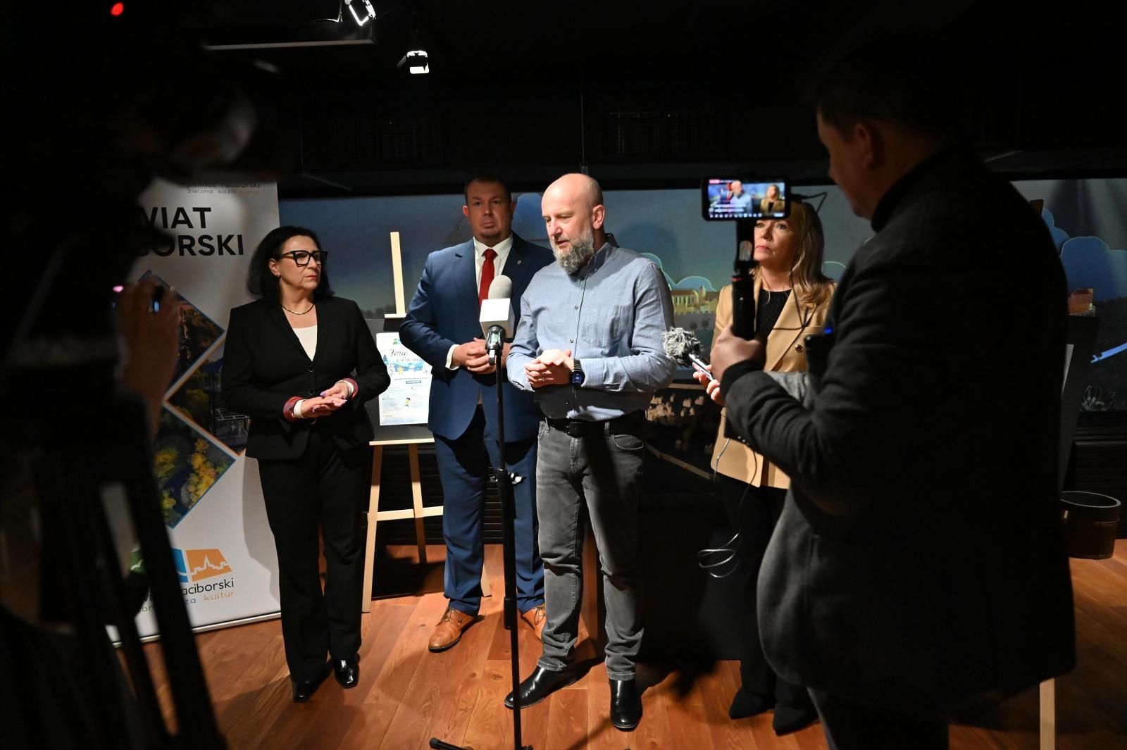 Zdjęcie w galerii na portalu naszraciborz.pl: Ciocia od klocków, Pani Karmelarz, Królowa balonów i Art Camp - ferie na Zamku Piastowskim na bogato [PROGRAM] wiadomości z regionu