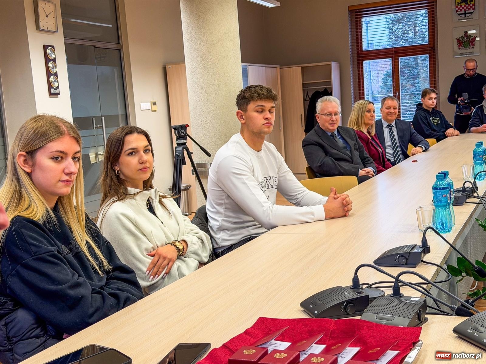 Zdjęcie w galerii na portalu naszraciborz.pl: Medale Zasłużony dla Rolnictwa wręczone w Raciborzu. Wizyta wiceministra z rozmowami o geodezji, AI i przyszłości Rafako wiadomości z regionu