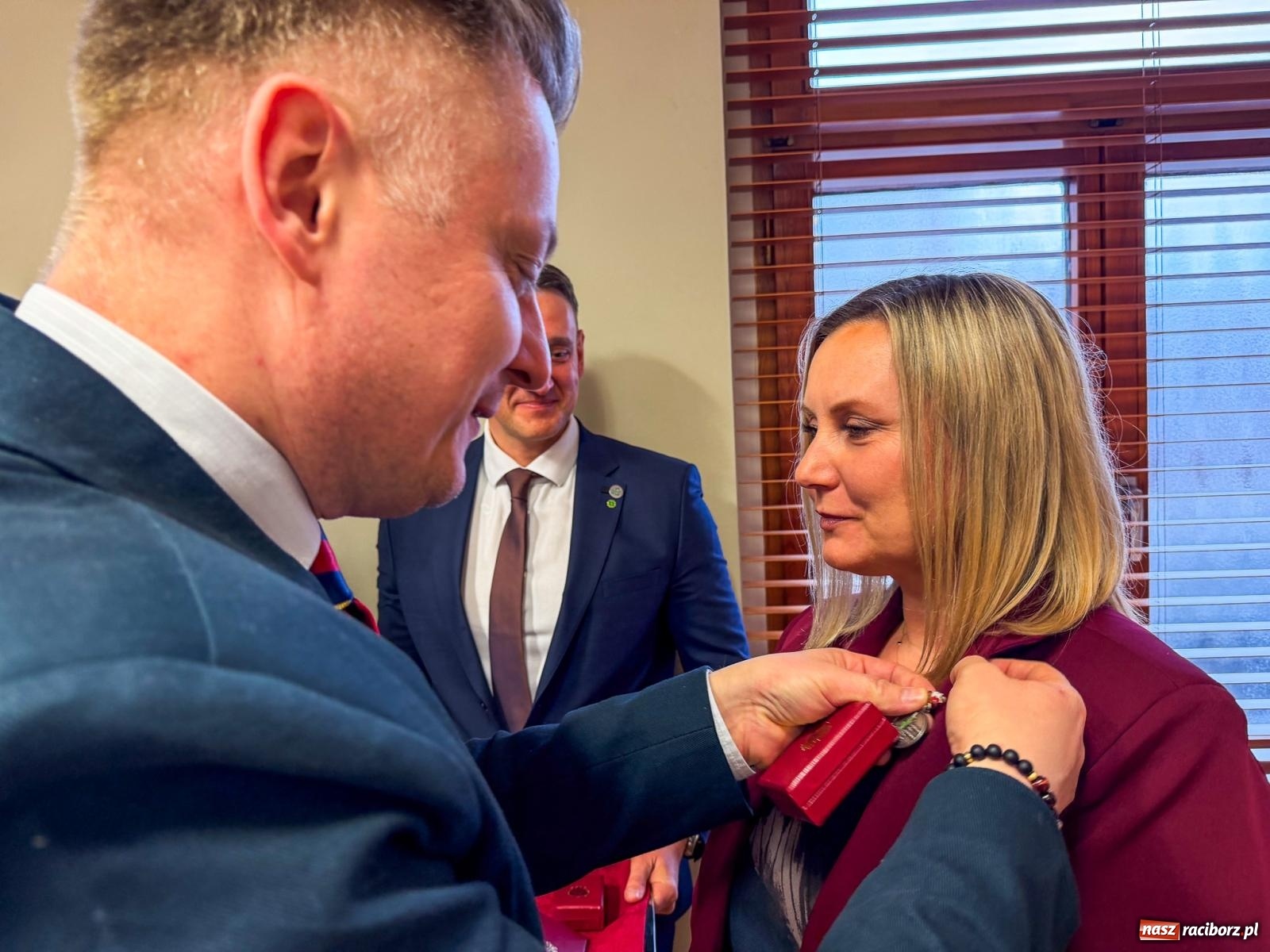 Zdjęcie w galerii na portalu naszraciborz.pl: Medale Zasłużony dla Rolnictwa wręczone w Raciborzu. Wizyta wiceministra z rozmowami o geodezji, AI i przyszłości Rafako wiadomości z regionu