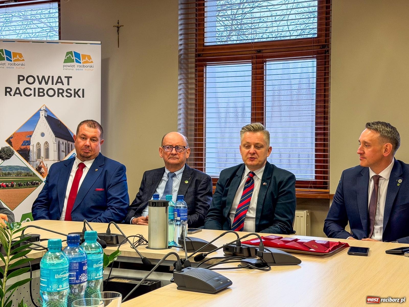 Zdjęcie w galerii na portalu naszraciborz.pl: Medale Zasłużony dla Rolnictwa wręczone w Raciborzu. Wizyta wiceministra z rozmowami o geodezji, AI i przyszłości Rafako wiadomości z regionu