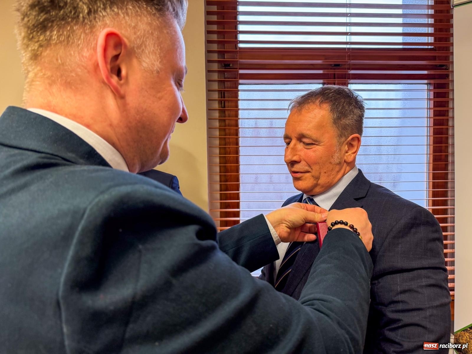 Zdjęcie w galerii na portalu naszraciborz.pl: Medale Zasłużony dla Rolnictwa wręczone w Raciborzu. Wizyta wiceministra z rozmowami o geodezji, AI i przyszłości Rafako wiadomości z regionu