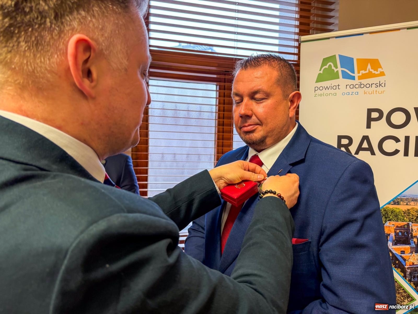 Zdjęcie w galerii na portalu naszraciborz.pl: Medale Zasłużony dla Rolnictwa wręczone w Raciborzu. Wizyta wiceministra z rozmowami o geodezji, AI i przyszłości Rafako wiadomości z regionu