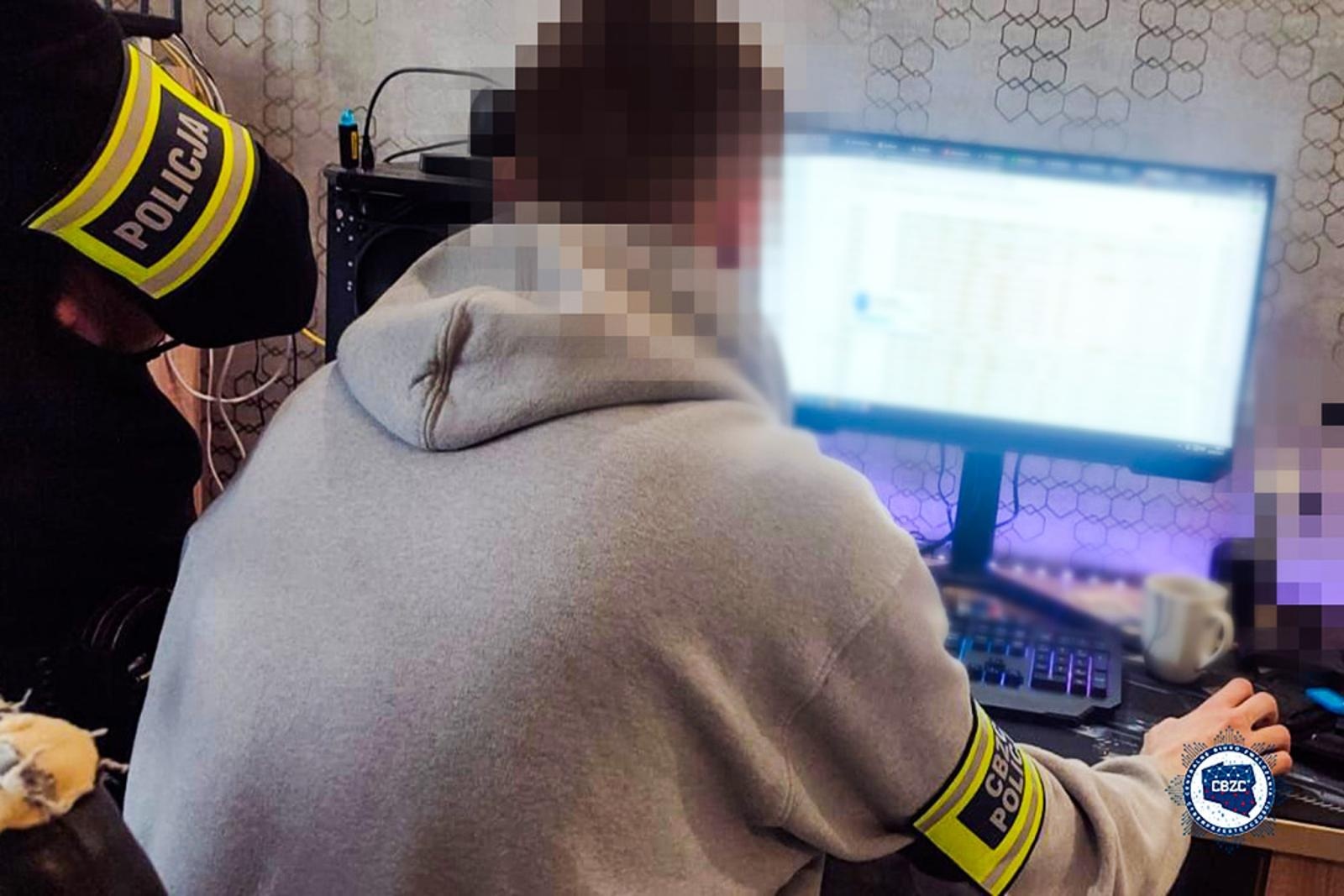 Zdjęcie w galerii na portalu naszraciborz.pl: Centralne Biuro Zwalczania Cyberprzestępczości zatrzymało 20-latka z Powiatu Raciborskiego. Atakował strony z całego świata wiadomości z regionu