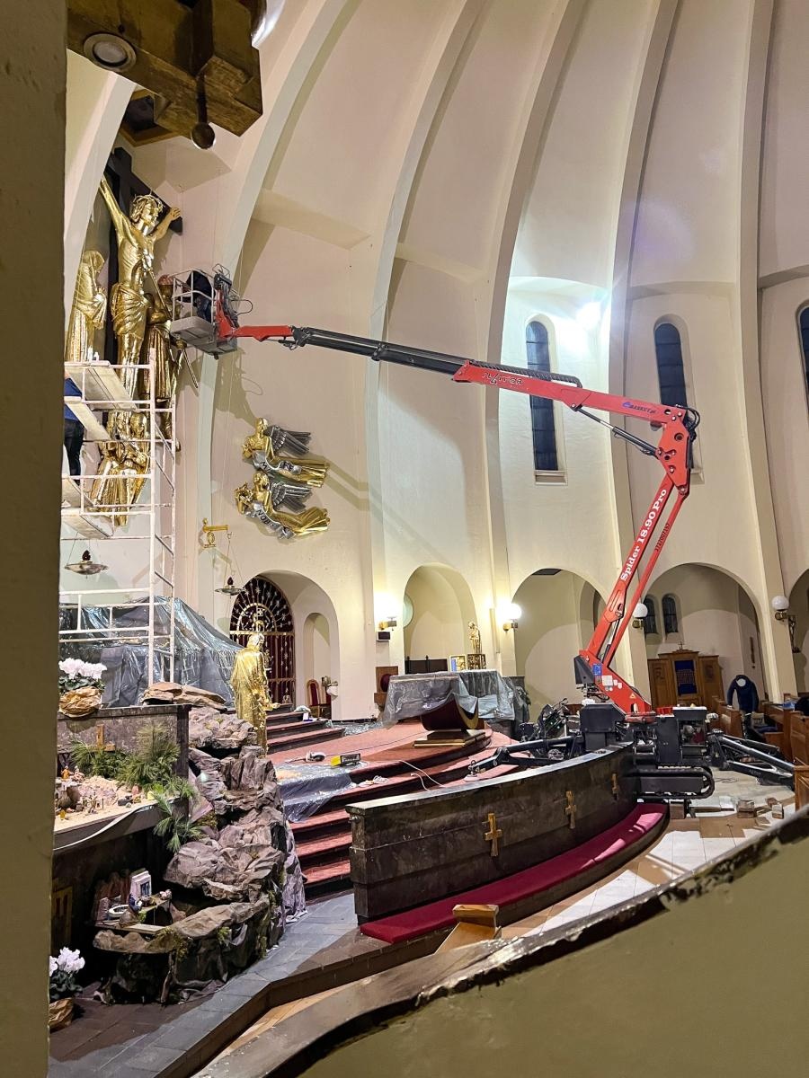 Zdjęcie w galerii na portalu naszraciborz.pl: Odnowienie figur w kościele NSPJ. Msze przeniesione do kaplicy pod świątynią wiadomości z regionu