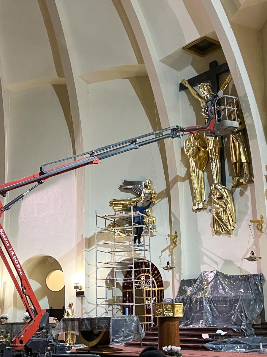 Zdjęcie w galerii na portalu naszraciborz.pl: Odnowienie figur w kościele NSPJ. Msze przeniesione do kaplicy pod świątynią wiadomości z regionu