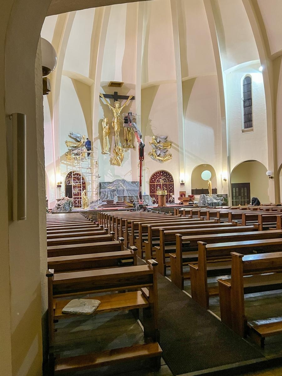 Zdjęcie w galerii na portalu naszraciborz.pl: Odnowienie figur w kościele NSPJ. Msze przeniesione do kaplicy pod świątynią wiadomości z regionu