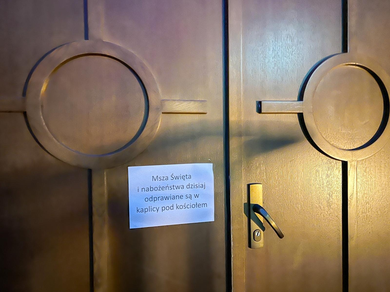 Zdjęcie w galerii na portalu naszraciborz.pl: Odnowienie figur w kościele NSPJ. Msze przeniesione do kaplicy pod świątynią wiadomości z regionu