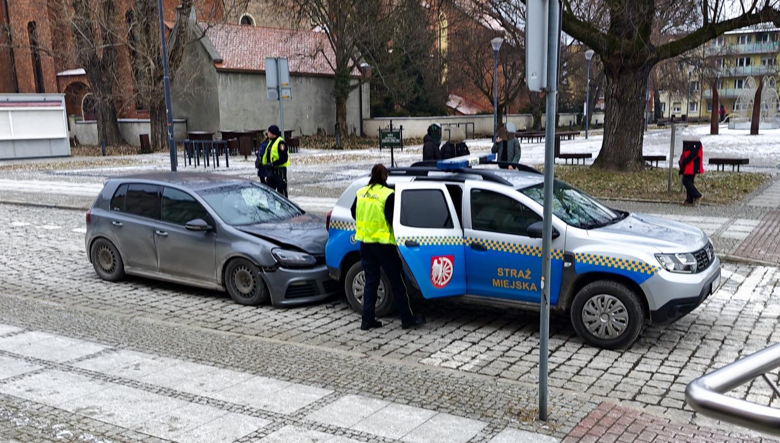 Zdjęcie w galerii na portalu naszraciborz.pl: Kolizja na ul. Nowej w Raciborzu. 19-latek ukarany mandatem wiadomości z regionu