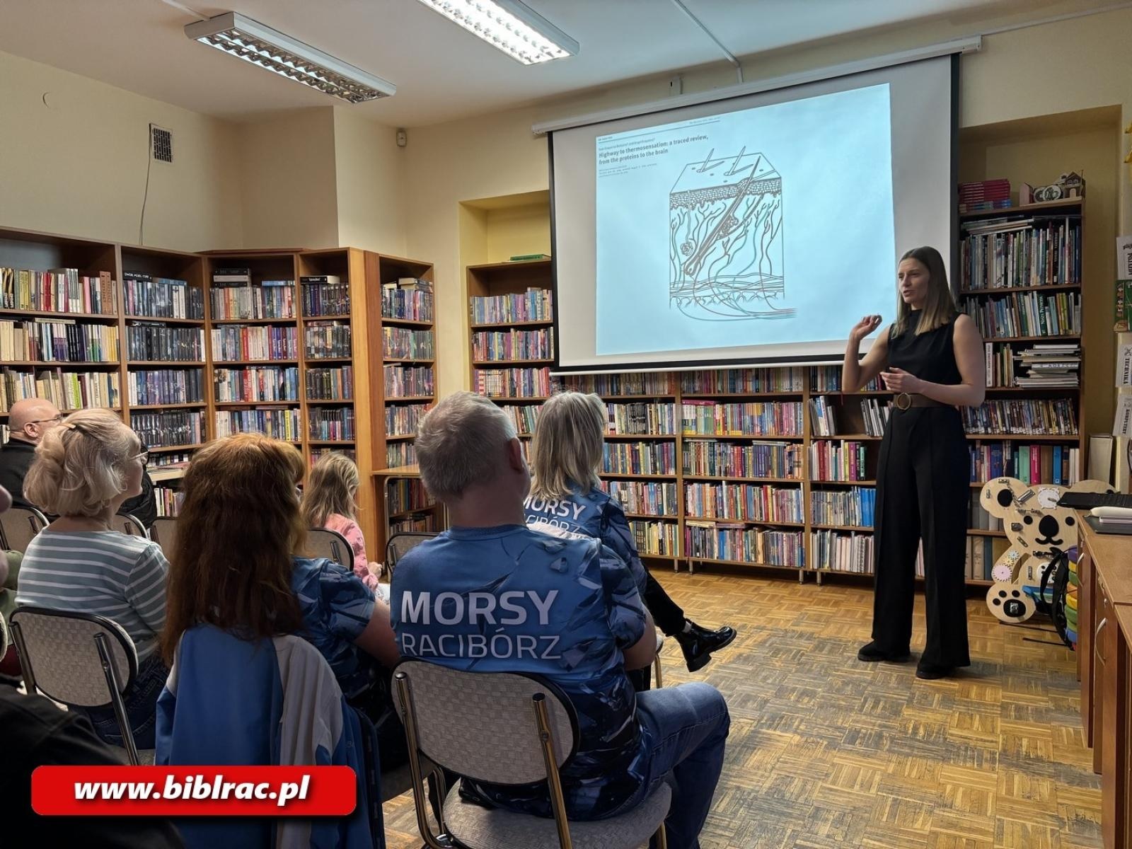 Zdjęcie w galerii na portalu naszraciborz.pl: W każdym szaleństwie jest metoda - nauka o morsowaniu w bibliotece wiadomości z regionu