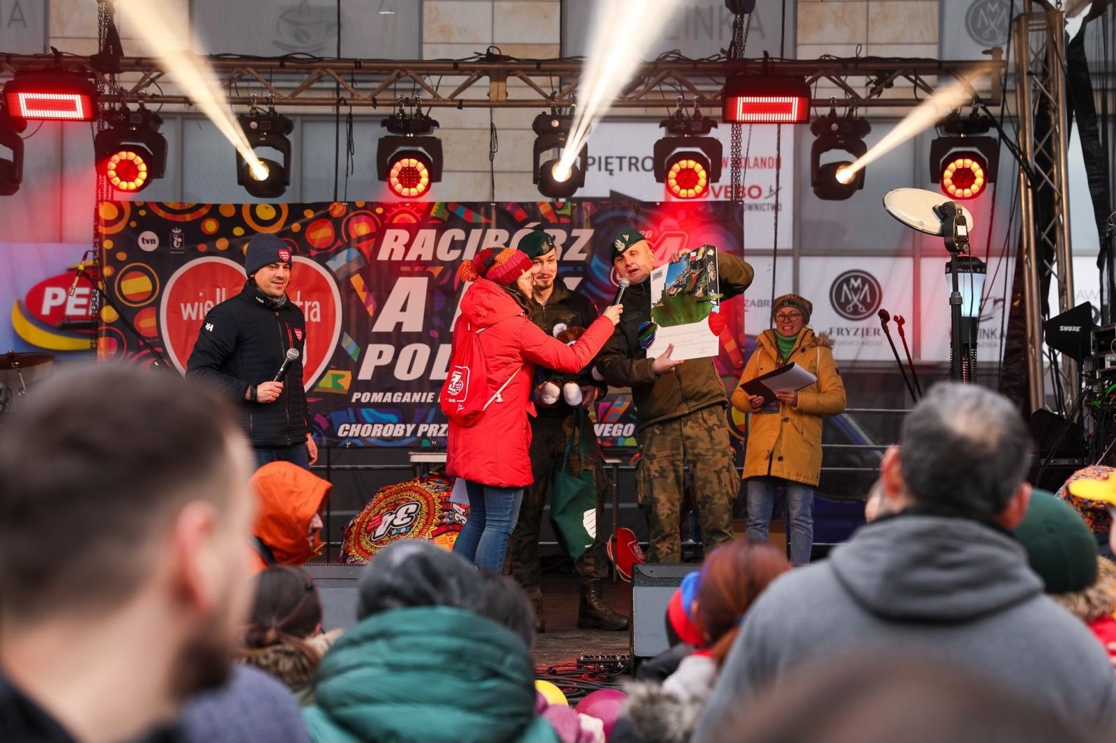 Zdjęcie w galerii na portalu naszraciborz.pl: Rekordowe licytacje WOŚP w Raciborzu – przejażdżka ciągnikiem z Kietrza za 6900 zł! wiadomości z regionu