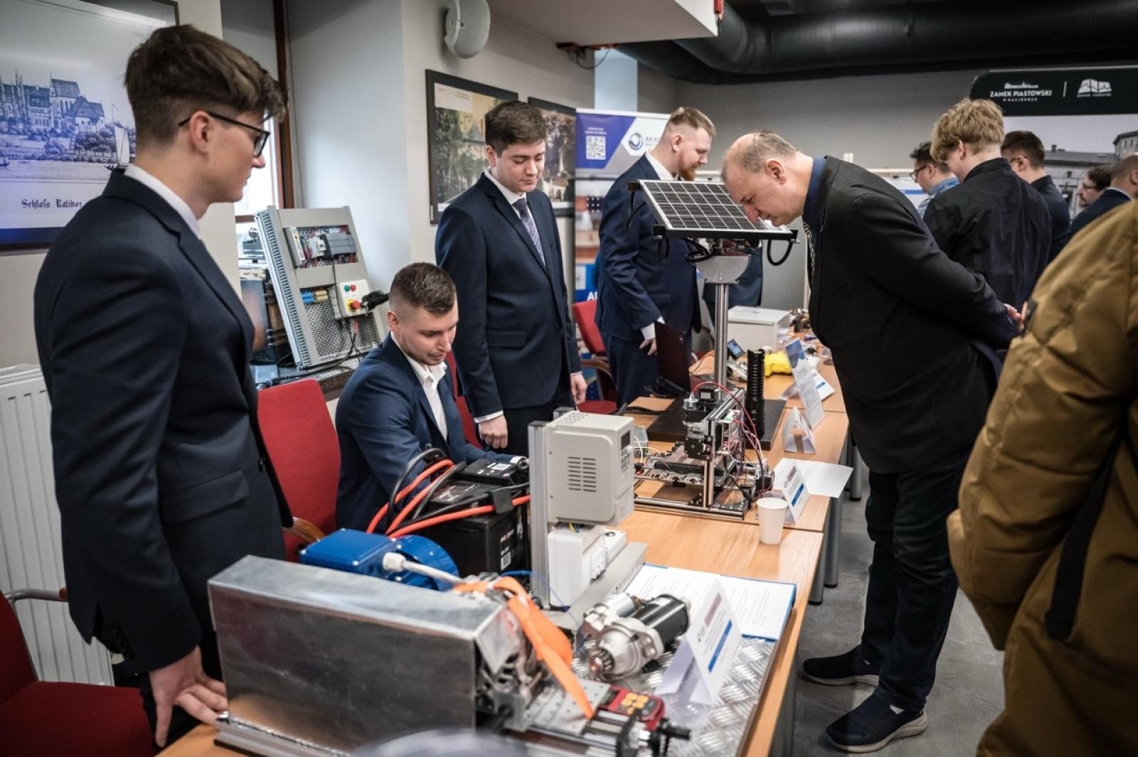 Zdjęcie w galerii na portalu naszraciborz.pl: Młodzi inżynierowie po raz pierwszy na Zamku Piastowskim. Jubileuszowy przegląd projektów ANS Racibórz wiadomości z regionu