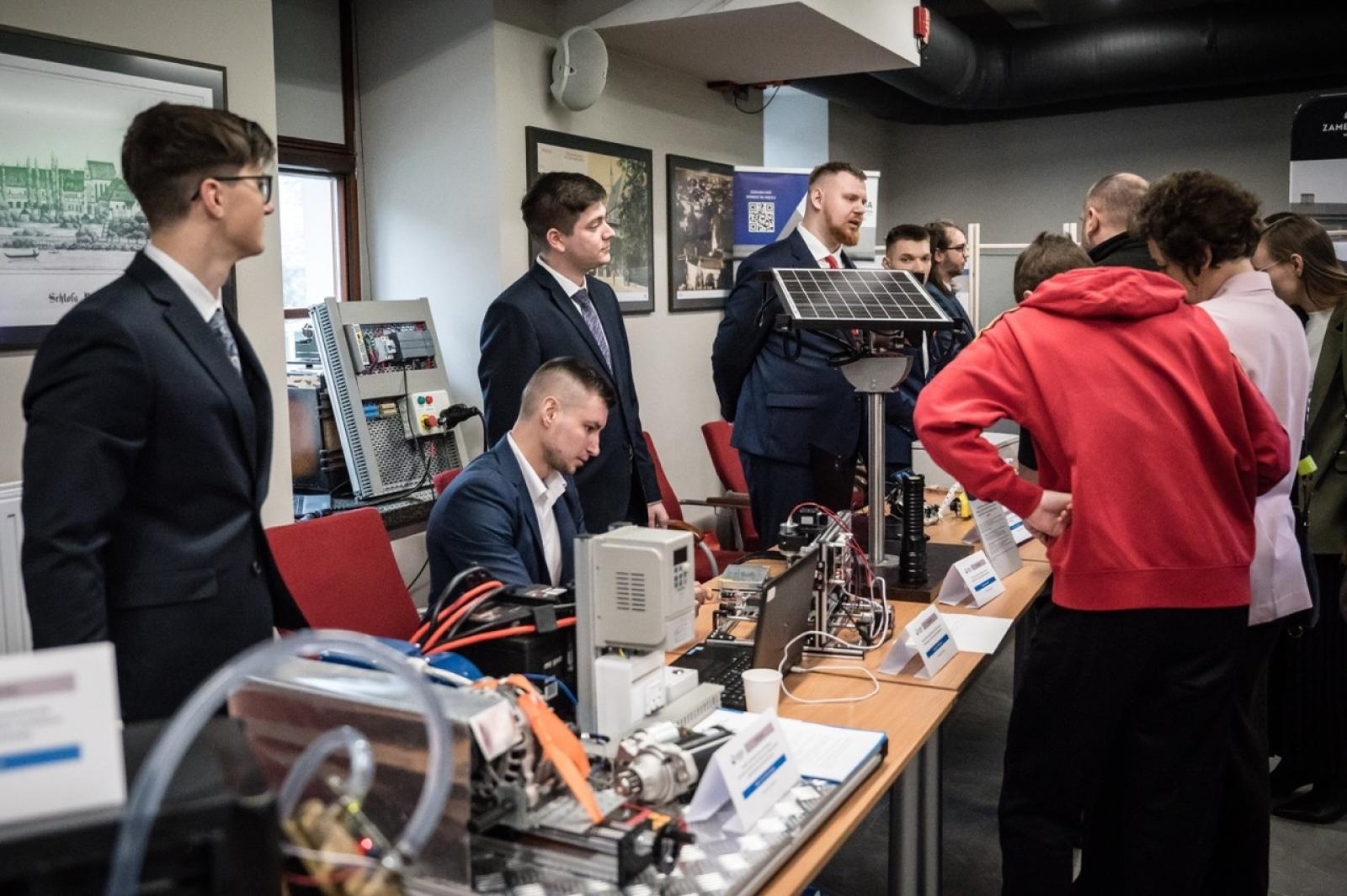 Zdjęcie w galerii na portalu naszraciborz.pl: Młodzi inżynierowie po raz pierwszy na Zamku Piastowskim. Jubileuszowy przegląd projektów ANS Racibórz wiadomości z regionu