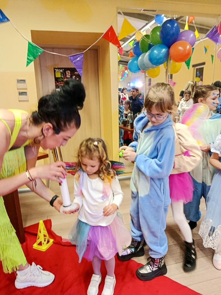 Zdjęcie w galerii na portalu naszraciborz.pl: Bajkowy bal karnawałowy w Pietrowicach Wielkich przyciągnął tłumy najmłodszych wiadomości z regionu