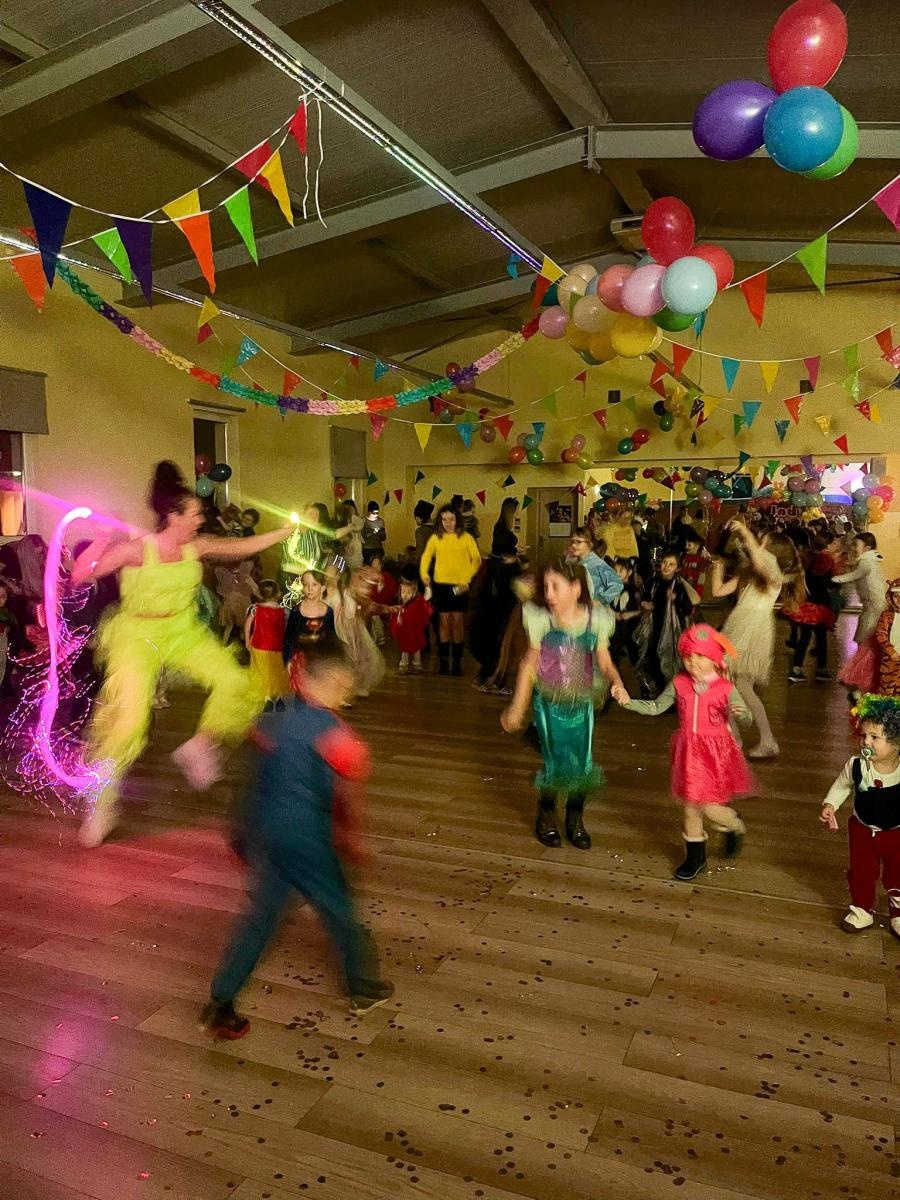 Zdjęcie w galerii na portalu naszraciborz.pl: Bajkowy bal karnawałowy w Pietrowicach Wielkich przyciągnął tłumy najmłodszych wiadomości z regionu