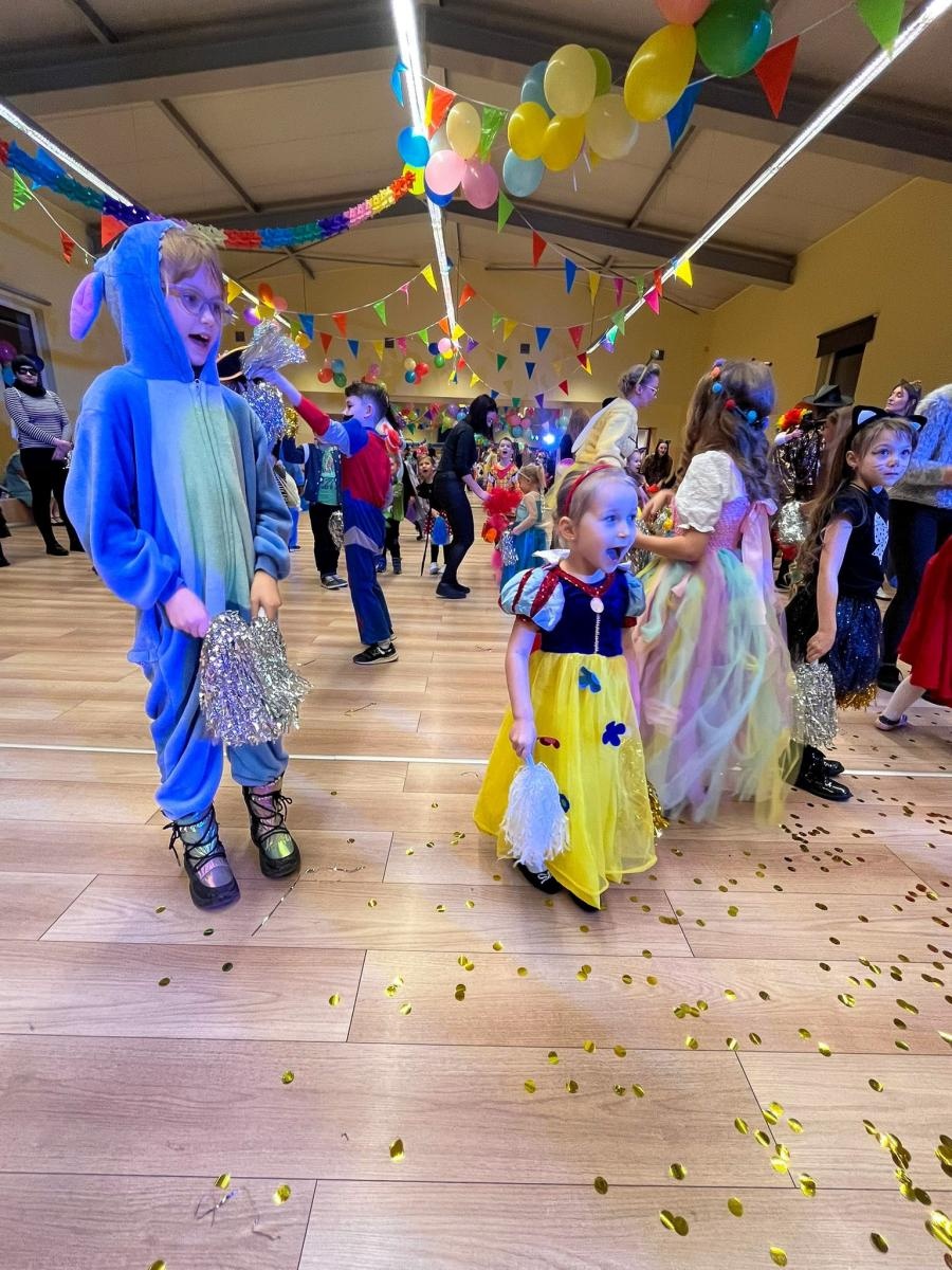 Zdjęcie w galerii na portalu naszraciborz.pl: Bajkowy bal karnawałowy w Pietrowicach Wielkich przyciągnął tłumy najmłodszych wiadomości z regionu