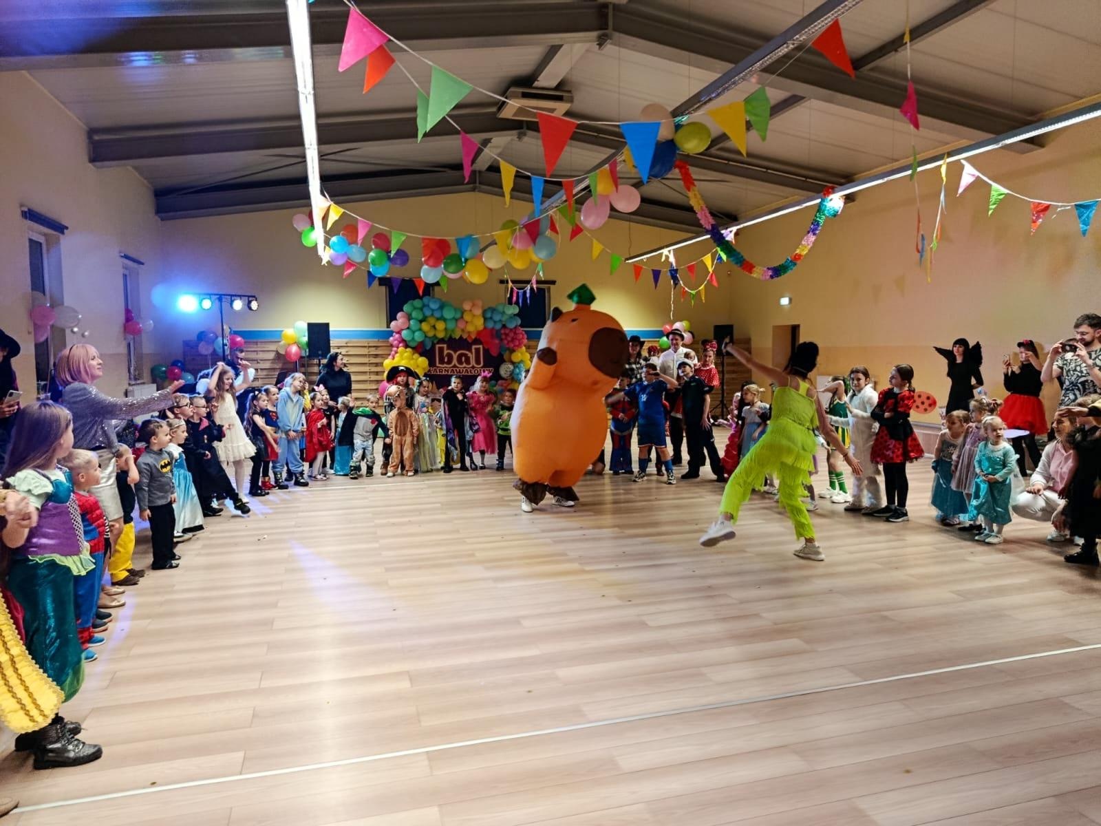 Zdjęcie w galerii na portalu naszraciborz.pl: Bajkowy bal karnawałowy w Pietrowicach Wielkich przyciągnął tłumy najmłodszych wiadomości z regionu