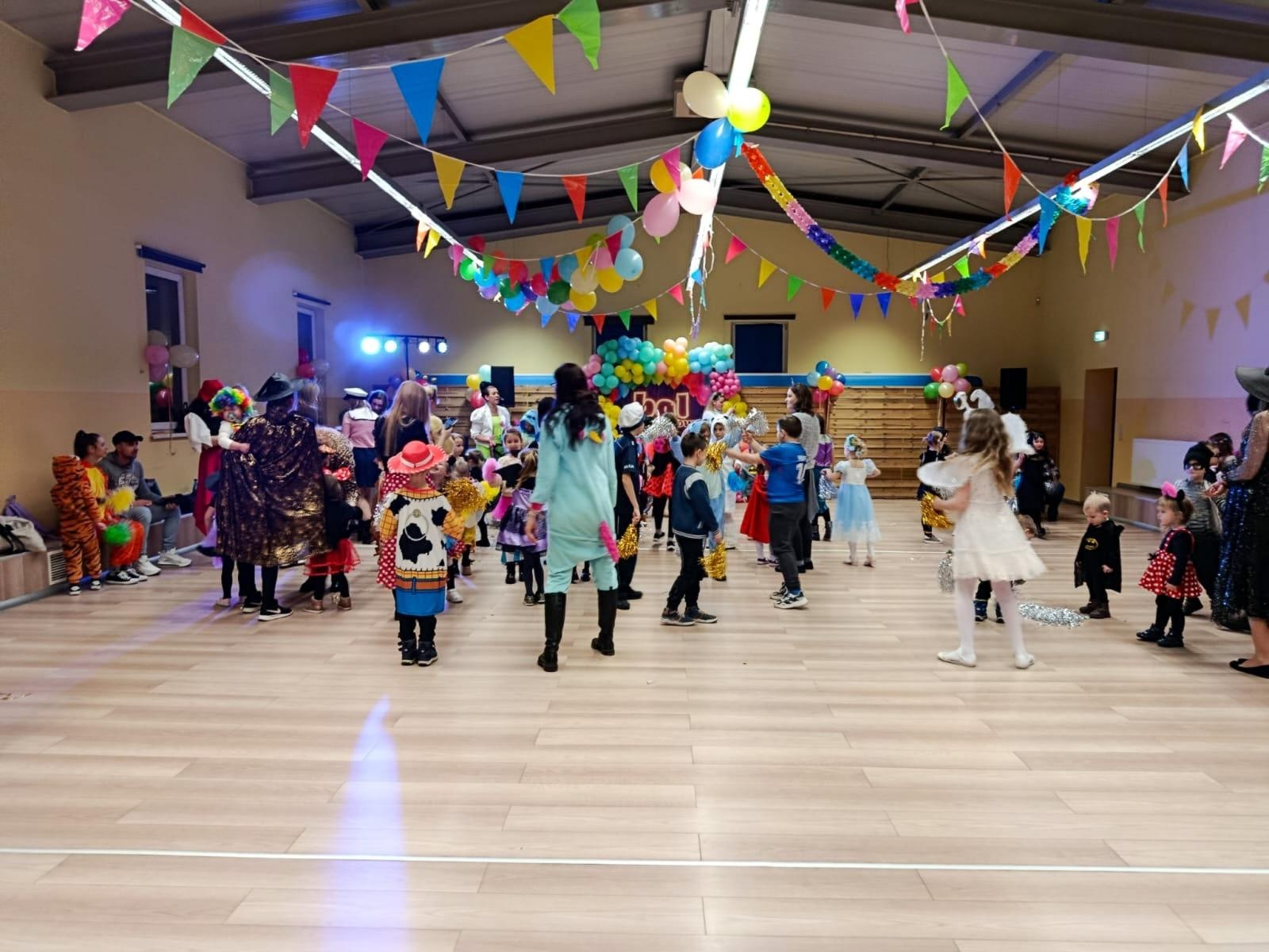 Zdjęcie w galerii na portalu naszraciborz.pl: Bajkowy bal karnawałowy w Pietrowicach Wielkich przyciągnął tłumy najmłodszych wiadomości z regionu
