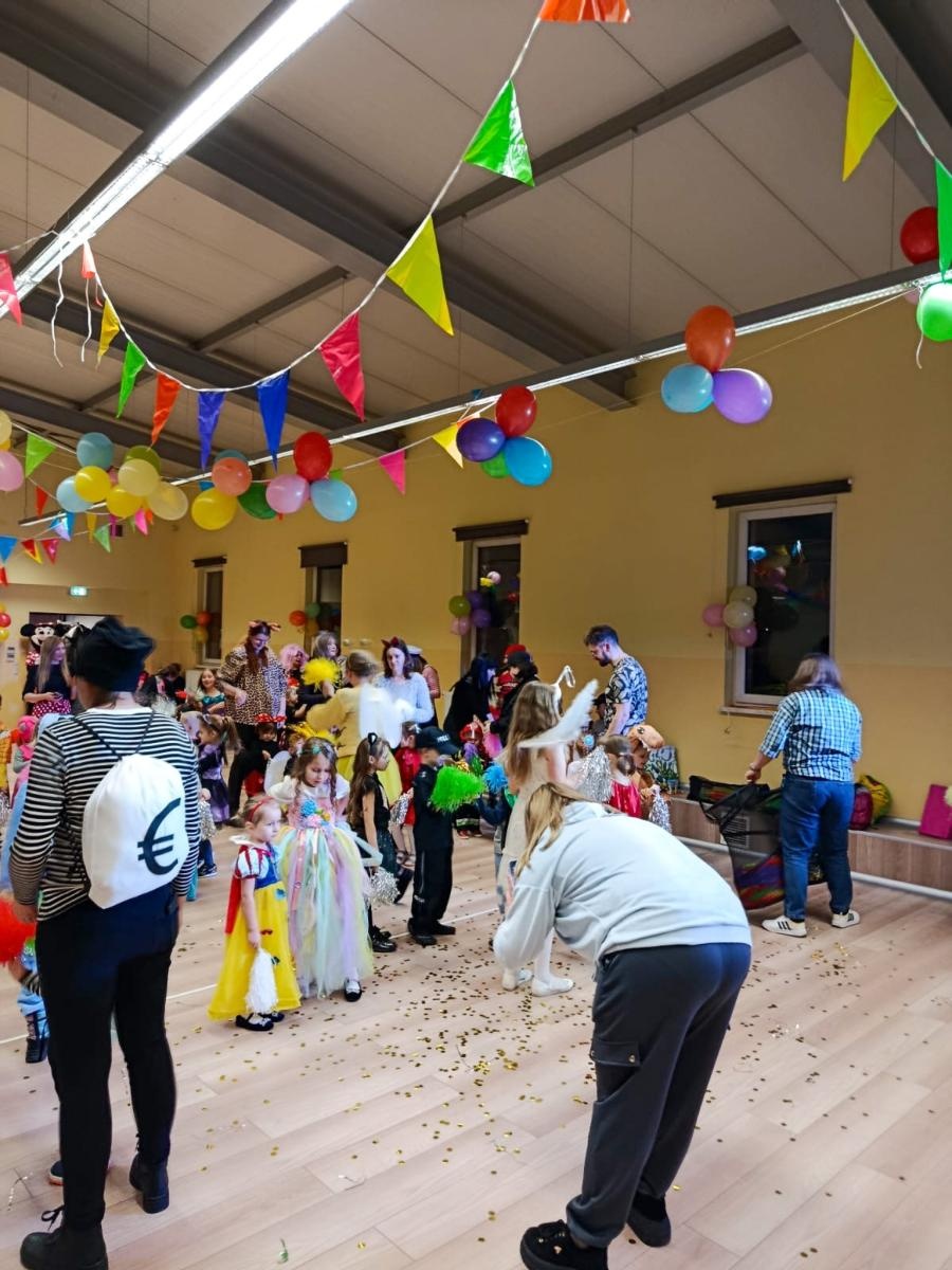 Zdjęcie w galerii na portalu naszraciborz.pl: Bajkowy bal karnawałowy w Pietrowicach Wielkich przyciągnął tłumy najmłodszych wiadomości z regionu
