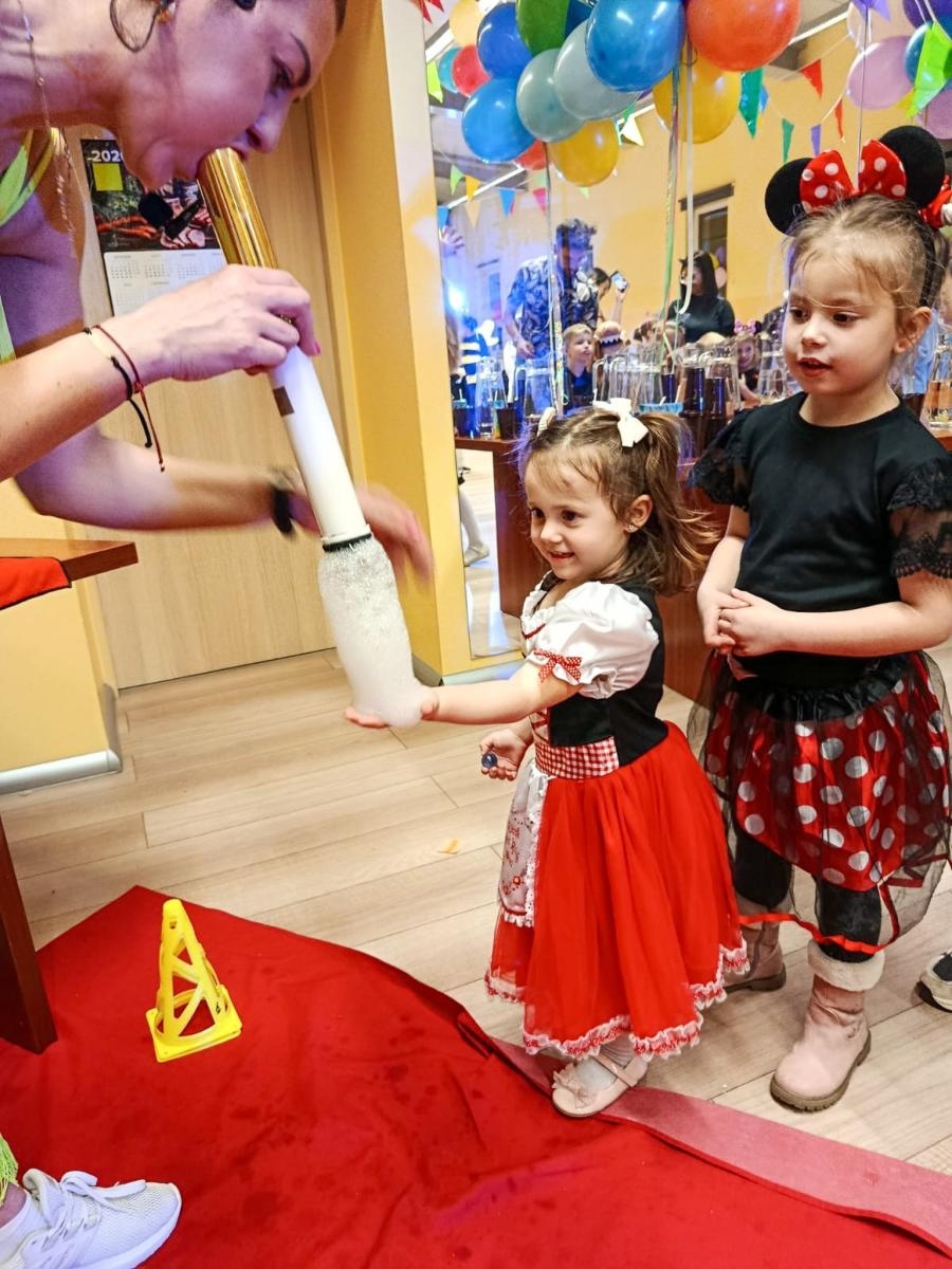 Zdjęcie w galerii na portalu naszraciborz.pl: Bajkowy bal karnawałowy w Pietrowicach Wielkich przyciągnął tłumy najmłodszych wiadomości z regionu