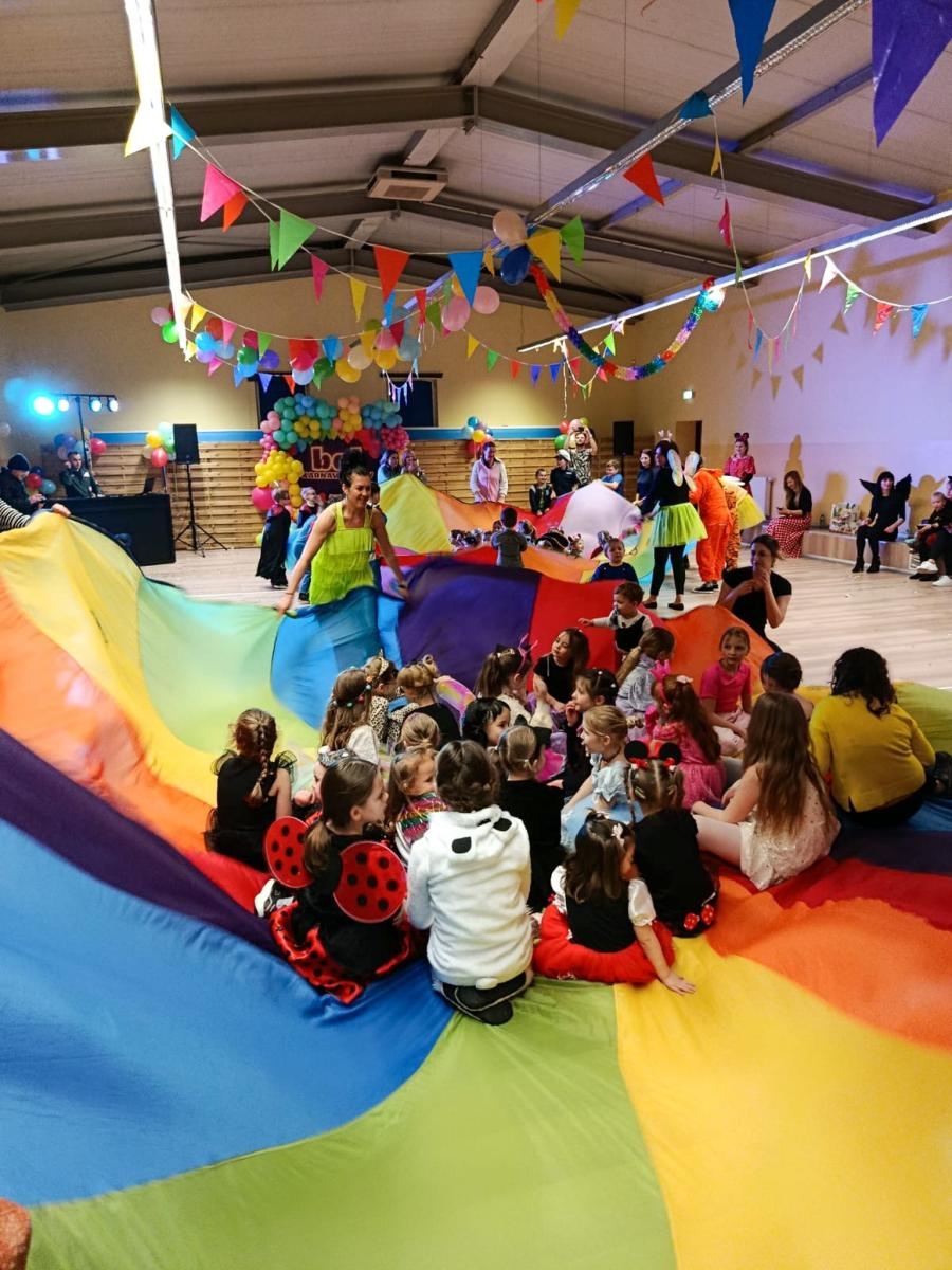 Zdjęcie w galerii na portalu naszraciborz.pl: Bajkowy bal karnawałowy w Pietrowicach Wielkich przyciągnął tłumy najmłodszych wiadomości z regionu