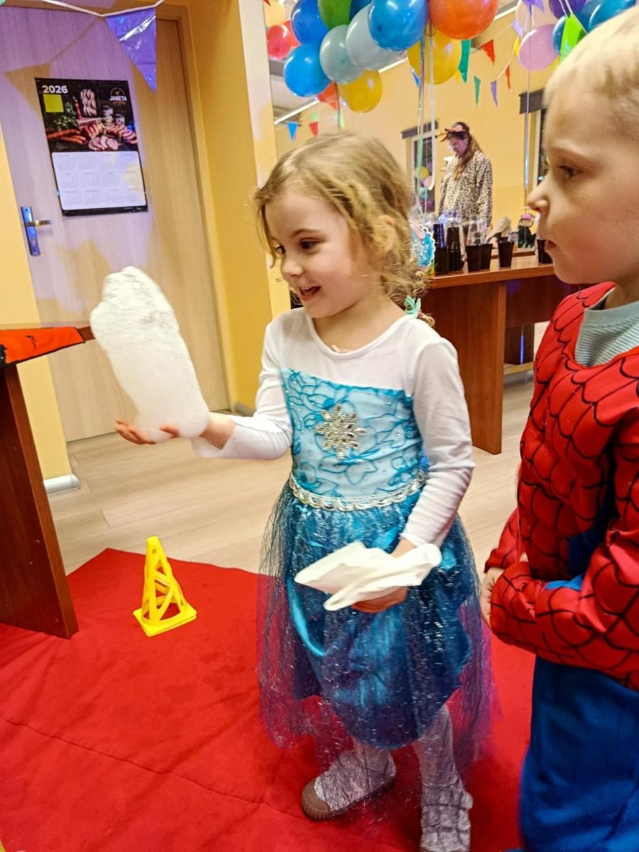 Zdjęcie w galerii na portalu naszraciborz.pl: Bajkowy bal karnawałowy w Pietrowicach Wielkich przyciągnął tłumy najmłodszych wiadomości z regionu