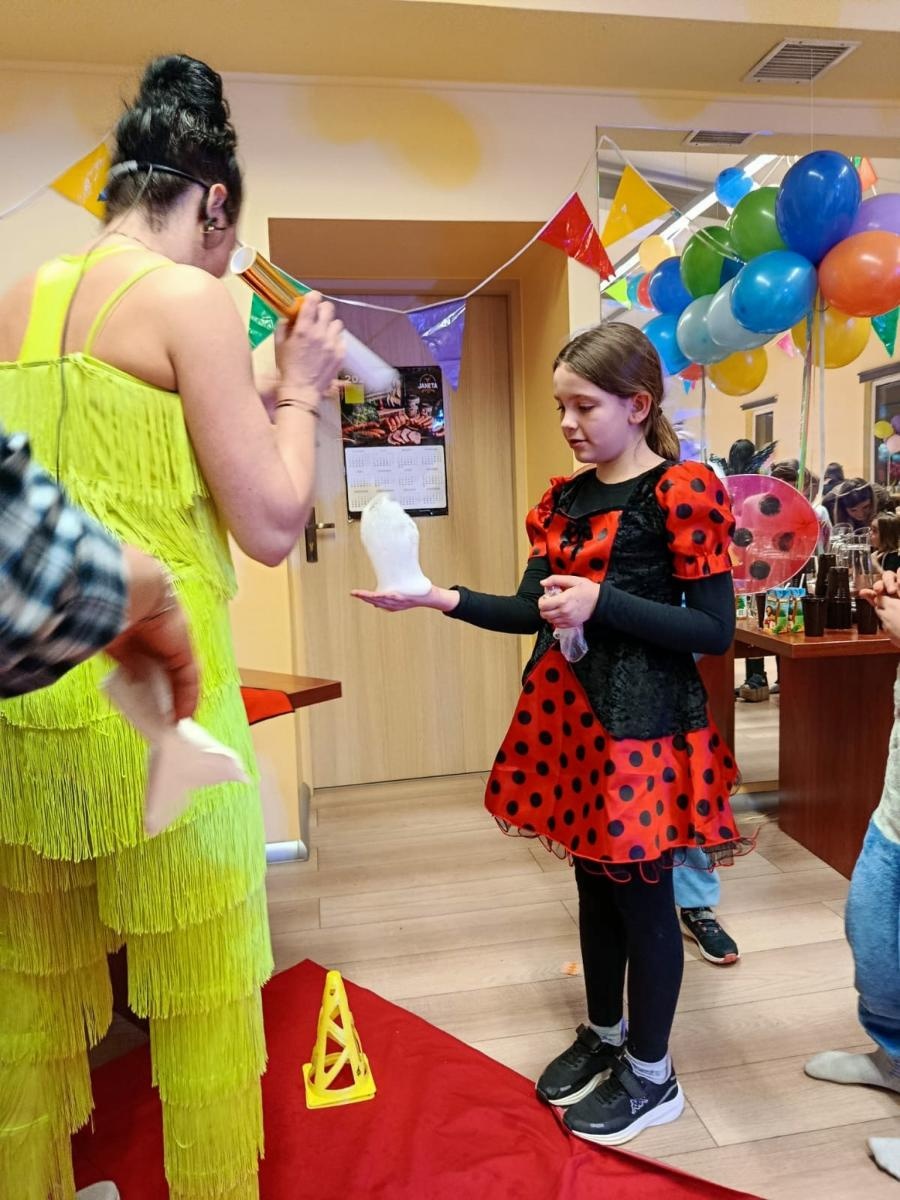 Zdjęcie w galerii na portalu naszraciborz.pl: Bajkowy bal karnawałowy w Pietrowicach Wielkich przyciągnął tłumy najmłodszych wiadomości z regionu