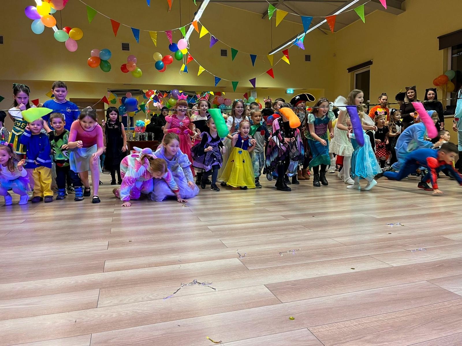 Zdjęcie w galerii na portalu naszraciborz.pl: Bajkowy bal karnawałowy w Pietrowicach Wielkich przyciągnął tłumy najmłodszych wiadomości z regionu