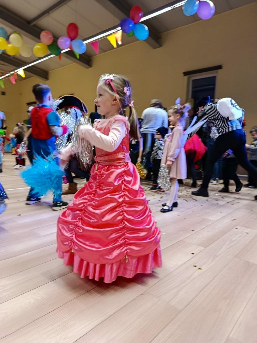 Zdjęcie w galerii na portalu naszraciborz.pl: Bajkowy bal karnawałowy w Pietrowicach Wielkich przyciągnął tłumy najmłodszych wiadomości z regionu