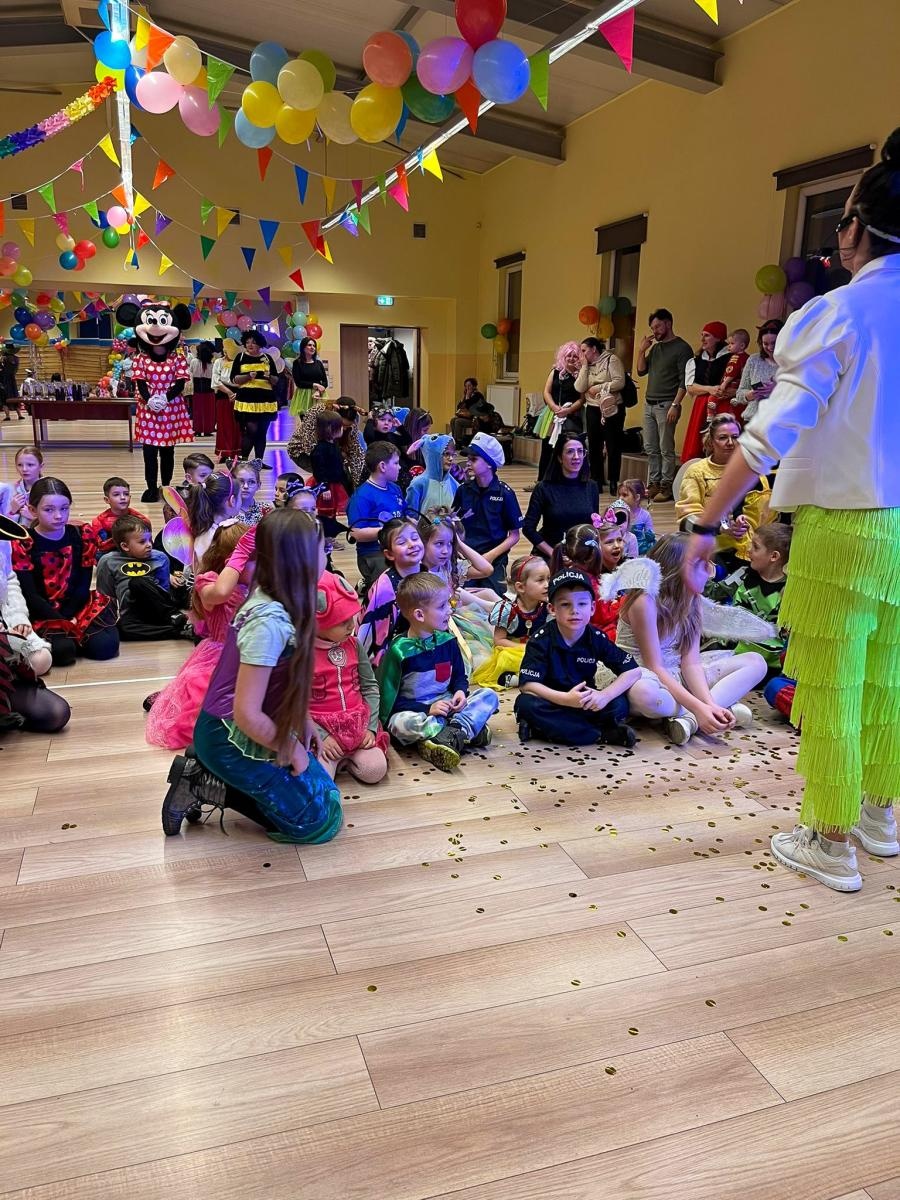 Zdjęcie w galerii na portalu naszraciborz.pl: Bajkowy bal karnawałowy w Pietrowicach Wielkich przyciągnął tłumy najmłodszych wiadomości z regionu