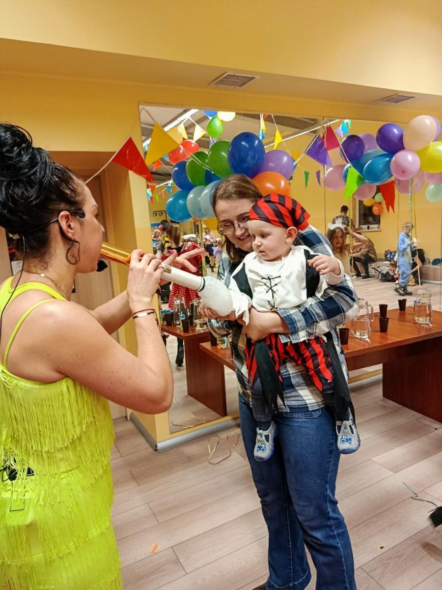 Zdjęcie w galerii na portalu naszraciborz.pl: Bajkowy bal karnawałowy w Pietrowicach Wielkich przyciągnął tłumy najmłodszych wiadomości z regionu