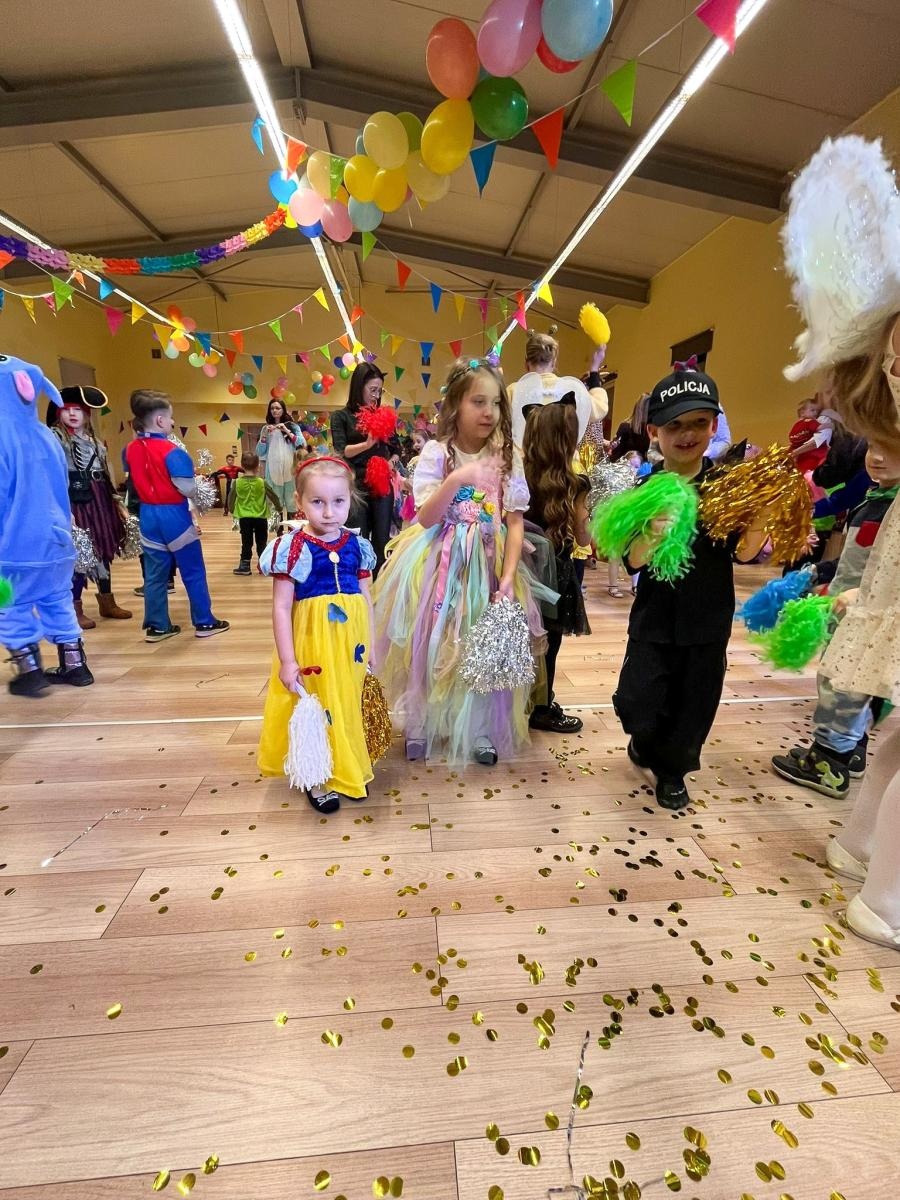 Zdjęcie w galerii na portalu naszraciborz.pl: Bajkowy bal karnawałowy w Pietrowicach Wielkich przyciągnął tłumy najmłodszych wiadomości z regionu