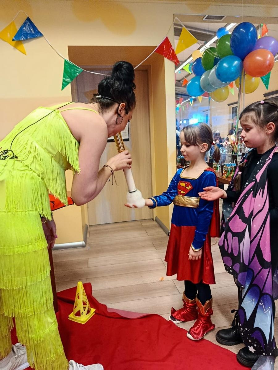 Zdjęcie w galerii na portalu naszraciborz.pl: Bajkowy bal karnawałowy w Pietrowicach Wielkich przyciągnął tłumy najmłodszych wiadomości z regionu