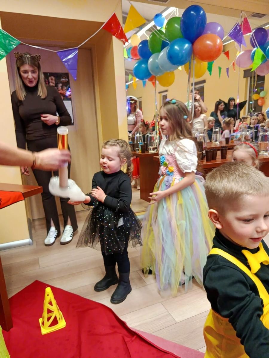 Zdjęcie w galerii na portalu naszraciborz.pl: Bajkowy bal karnawałowy w Pietrowicach Wielkich przyciągnął tłumy najmłodszych wiadomości z regionu